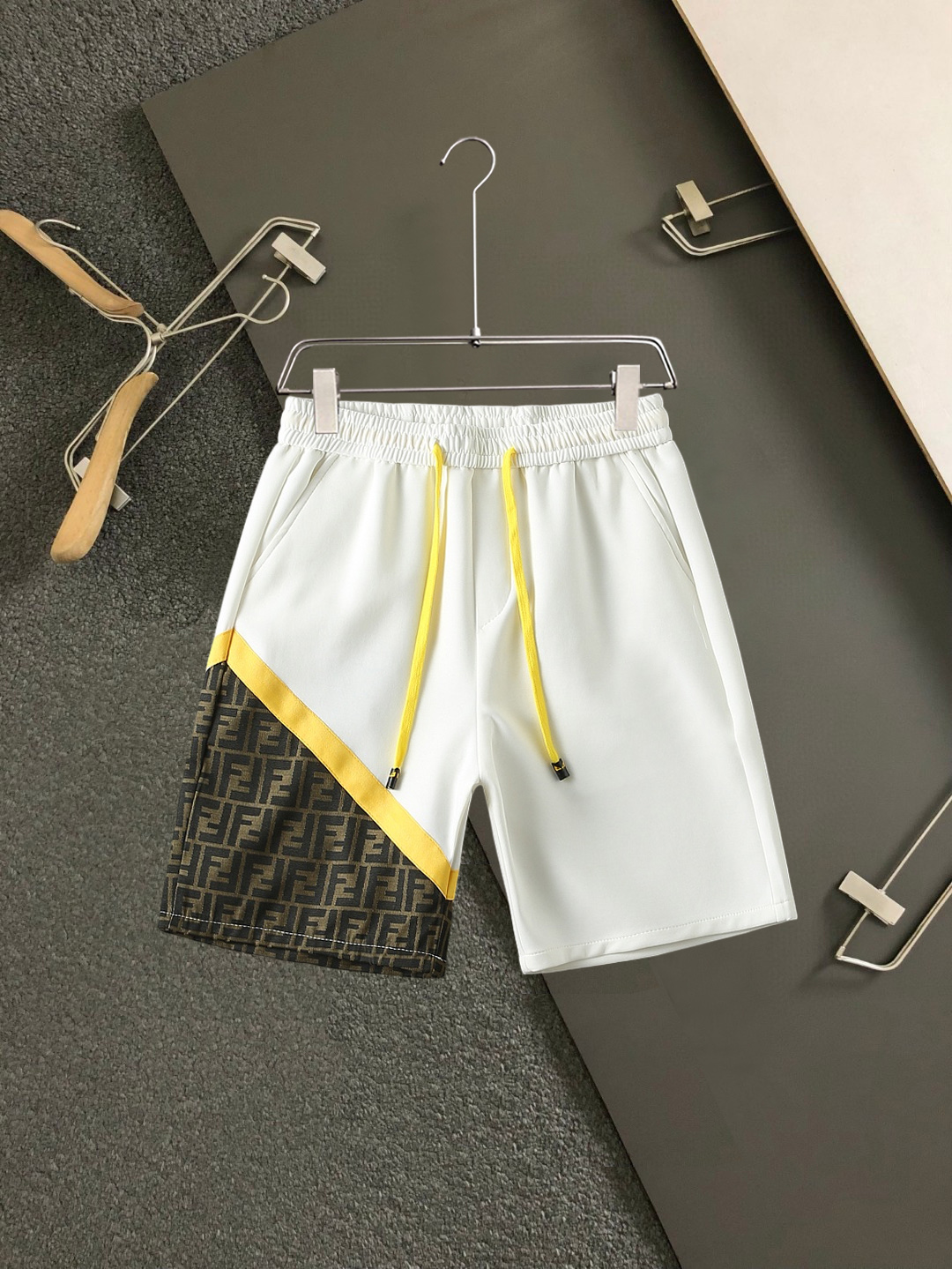 NO:859468,Prada 2026ss new summer style, original counter casual shorts, luxury classic brand original LOGO accessories, counter best-selling model, very comfortable to wear, low-key yet luxurious, very classy to wear. Needless to say, the trousers style and tailoring. The upper body is exquisite and high-end, first-class and top-quality materials. Really palace-level casual trousers. The cotton of Turkish quality is selected, and the trousers are very soft after heavy washing!  Not picky, the upper body is absolutely stylish and extremely luxurious. Sizes M-3XL, prada, shorts,19860909普拉达 2026ss夏季新款,原单专柜休闲短裤,奢华经典品牌原版LOGO配饰 专柜热销款 身穿着非常舒适 低调不失奢华 穿出去非常有档次 裤型款式和裁剪亦无需多言 上身精致跃然高档一等一顶级质料 真正殿堂级的休闲裤 选用土耳其的棉花品质卓然,经过重水洗使得裤子很柔软！不挑人 上身绝对的有型 极度奢华. 尺码M-3XL,,prada,shorts,,Men's clothing