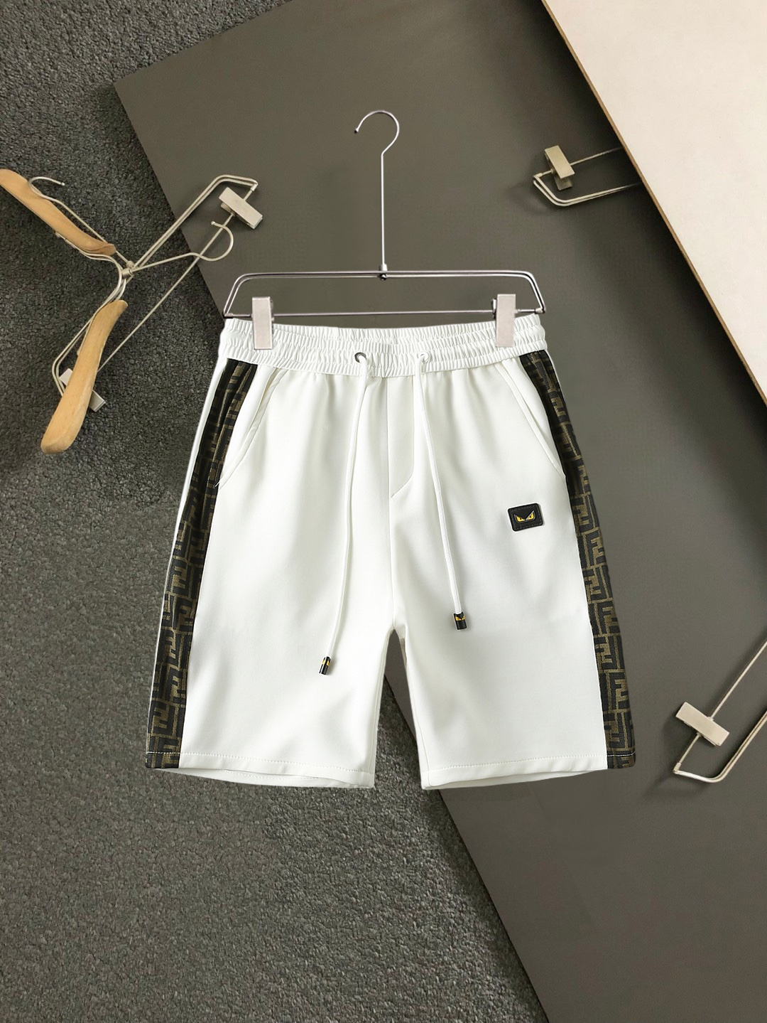 NO:859479,Prada 2026ss new summer style, original counter casual shorts, luxury classic brand original LOGO accessories, counter best-selling model, very comfortable to wear, low-key yet luxurious, very classy to wear. Needless to say, the trousers style and tailoring. The upper body is exquisite and high-end, first-class and top-quality materials. Really palace-level casual trousers. The cotton of Turkish quality is selected, and the trousers are very soft after heavy washing!  Not picky, the upper body is absolutely stylish and extremely luxurious. Sizes M-3XL.,,prada,shorts,19860909普拉达 2026ss夏季新款,原单专柜休闲短裤,奢华经典品牌原版LOGO配饰 专柜热销款 身穿着非常舒适 低调不失奢华 穿出去非常有档次 裤型款式和裁剪亦无需多言 上身精致跃然高档一等一顶级质料 真正殿堂级的休闲裤 选用土耳其的棉花品质卓然,经过重水洗使得裤子很柔软！不挑人 上身绝对的有型 极度奢华. 尺码M-3XL.,,prada,shorts,,Men's clothing