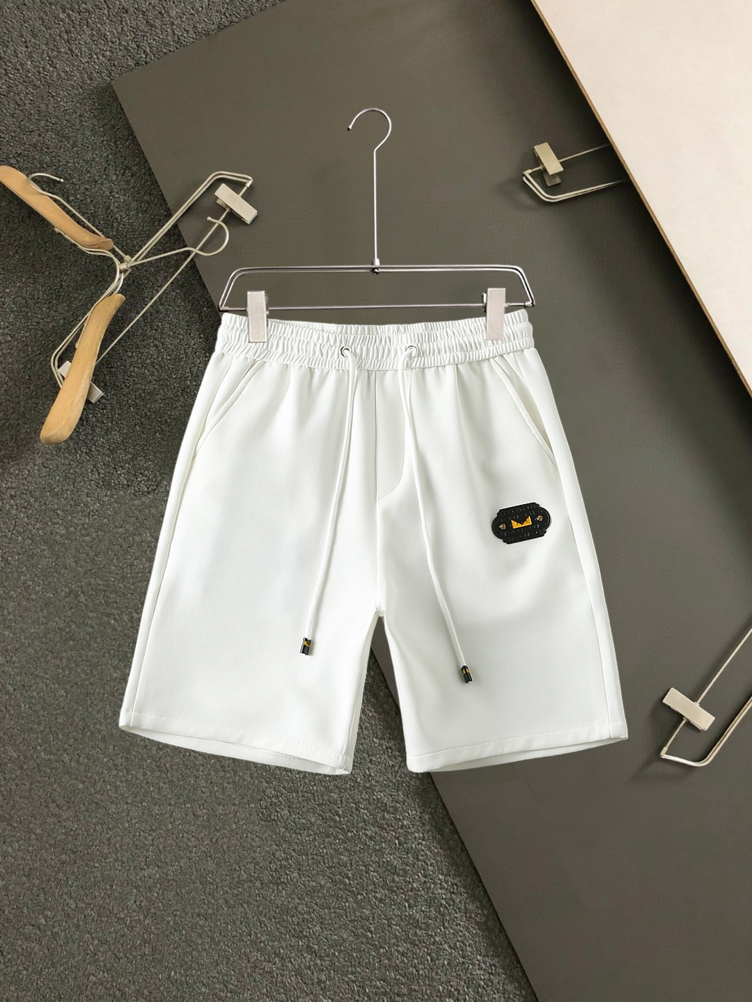 NO:859499,Fendi 2026ss new summer style, original counter casual shorts, luxury classic brand original LOGO accessories, counter best-selling model, very comfortable to wear, low-key yet luxurious, very classy to wear. Needless to say, the trousers style and tailoring. The upper body is exquisite and high-end, first-class and top-quality materials. Really palace-level casual pants. The cotton of Turkey is of outstanding quality. After heavy washing, the pants are very soft!  Not picky, the upper body is absolutely stylish and extremely luxurious. Sizes M-3XL.,,fendi,shorts,19860909芬迪 2026ss夏季新款,原单专柜休闲短裤,奢华经典品牌原版LOGO配饰 专柜热销款 身穿着非常舒适 低调不失奢华 穿出去非常有档次 裤型款式和裁剪亦无需多言 上身精致跃然高档一等一顶级质料 真正殿堂级的休闲裤 选用土耳其的棉花品质卓然,经过重水洗使得裤子很柔软！不挑人 上身绝对的有型 极度奢华. 尺码M-3XL.,,fendi,shorts,,Men's clothing