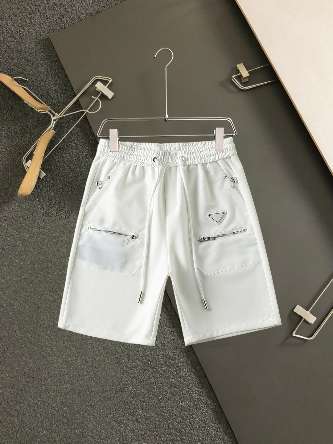 NO:859508,Prada 2026ss new summer style, original counter casual shorts, luxury classic brand original LOGO accessories, counter best-selling model, very comfortable to wear, low-key yet luxurious, very classy to wear. Needless to say, the trousers style and tailoring. The upper body is exquisite and high-end, first-class and top-quality materials. Really palace-level casual trousers. The cotton of Turkish quality is selected, and the trousers are very soft after heavy washing!  Not picky, the upper body is absolutely stylish and extremely luxurious. Sizes M-3XL.,,prada,shorts,19860909普拉达 2026ss夏季新款,原单专柜休闲短裤,奢华经典品牌原版LOGO配饰 专柜热销款 身穿着非常舒适 低调不失奢华 穿出去非常有档次 裤型款式和裁剪亦无需多言 上身精致跃然高档一等一顶级质料 真正殿堂级的休闲裤 选用土耳其的棉花品质卓然,经过重水洗使得裤子很柔软！不挑人 上身绝对的有型 极度奢华. 尺码M-3XL.,,prada,shorts,,Men's clothing