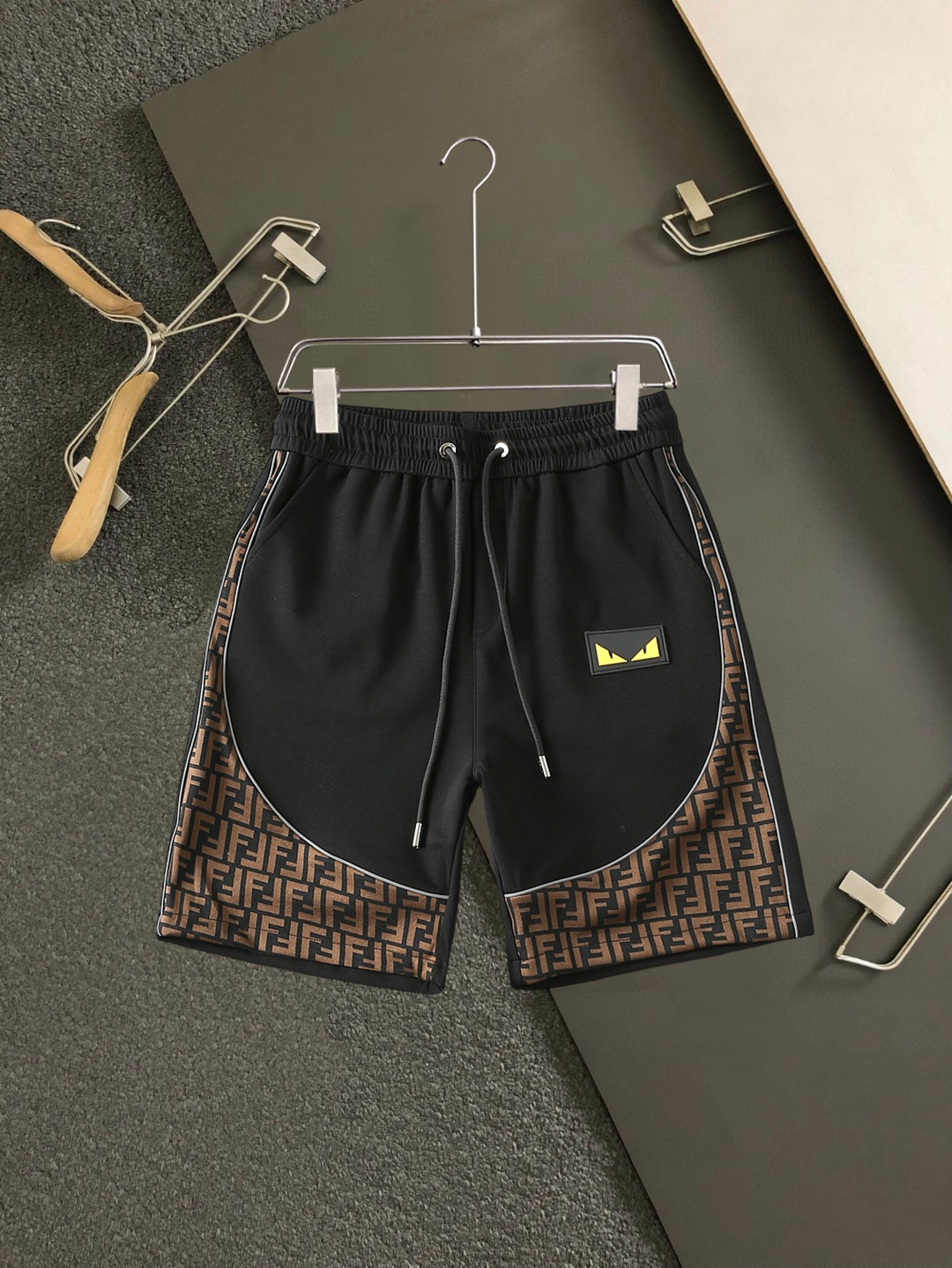 NO:859413,Fendi 2026ss new summer style, original counter casual shorts, luxury classic brand original LOGO accessories, counter best-selling model, very comfortable to wear, low-key yet luxurious, very classy to wear. Needless to say, the trousers style and tailoring. The upper body is exquisite and high-end, first-class and top-quality materials. Really palace-level casual pants. The cotton of Turkey is of outstanding quality. After heavy washing, the pants are very soft!  Not picky, the upper body is absolutely stylish and extremely luxurious. Sizes M-3XL.,,fendi,shorts,19860909芬迪 2026ss夏季新款,原单专柜休闲短裤,奢华经典品牌原版LOGO配饰 专柜热销款 身穿着非常舒适 低调不失奢华 穿出去非常有档次 裤型款式和裁剪亦无需多言 上身精致跃然高档一等一顶级质料 真正殿堂级的休闲裤 选用土耳其的棉花品质卓然,经过重水洗使得裤子很柔软！不挑人 上身绝对的有型 极度奢华. 尺码M-3XL.,,fendi,shorts,,Men's clothing