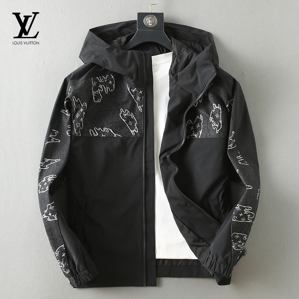 NO:908949,The same style as the LV official website, complete with three labels, on sale in advance. 2026ss new autumn men's denim jacket, original high-end version with complete three labels. Custom-made fabrics at the counter. Highly breathable and comfortable, impeccable details, brand element design concept, reflecting high quality. Delicate and soft feel. Casual tailoring, excellent upper body shape. Size M～3XL, maximum wearing capacity is 195 pounds. Louis vuitton, jackets & coats,jackets & coats,19860909LV 官网同款,三标齐全,提前发售 2026ss开秋新款男士牛仔夹克外套,原单三标齐全高端版本 专柜定制面料 透气舒适度高,细节无可挑剔,品牌元素设计理念,体现高品质.手感细腻柔软 呈现休闲裁剪,上身版型超赞 码数M～3XL,最大穿195斤,,louis vuitton,jackets & coats,jackets & coats,,Men's clothing