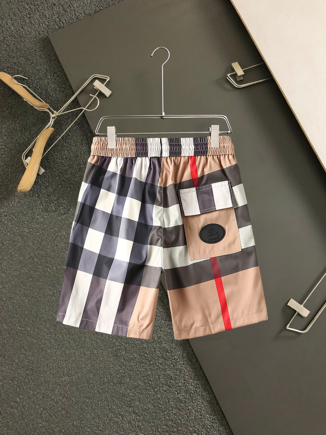 Burberry 巴宝莉 三标齐全 2026夏季新款男士休闲短裤 高级定制面料透气面料 透气弹力舒适度极高