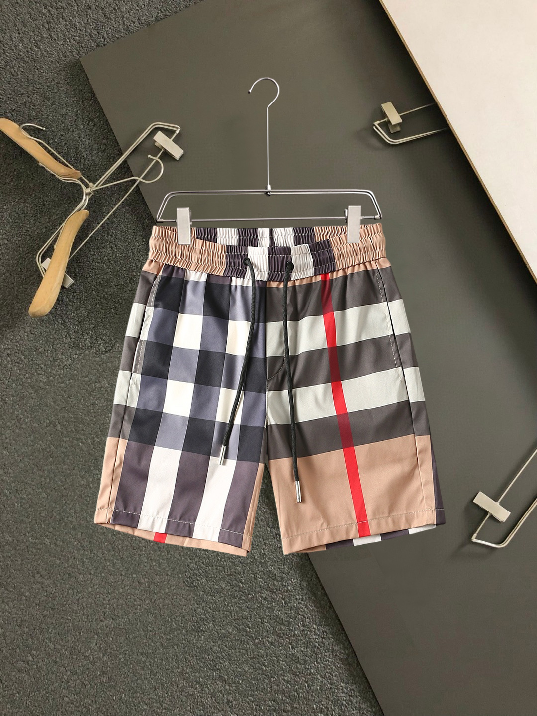 Burberry 巴宝莉 三标齐全 2026夏季新款男士休闲短裤 高级定制面料透气面料 透气弹力舒适度极高
