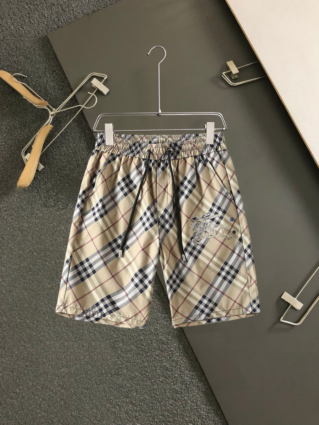 Burberry 巴宝莉 三标齐全 2026夏季新款男士休闲短裤 高级定制面料透气面料 透气弹力舒适度极高