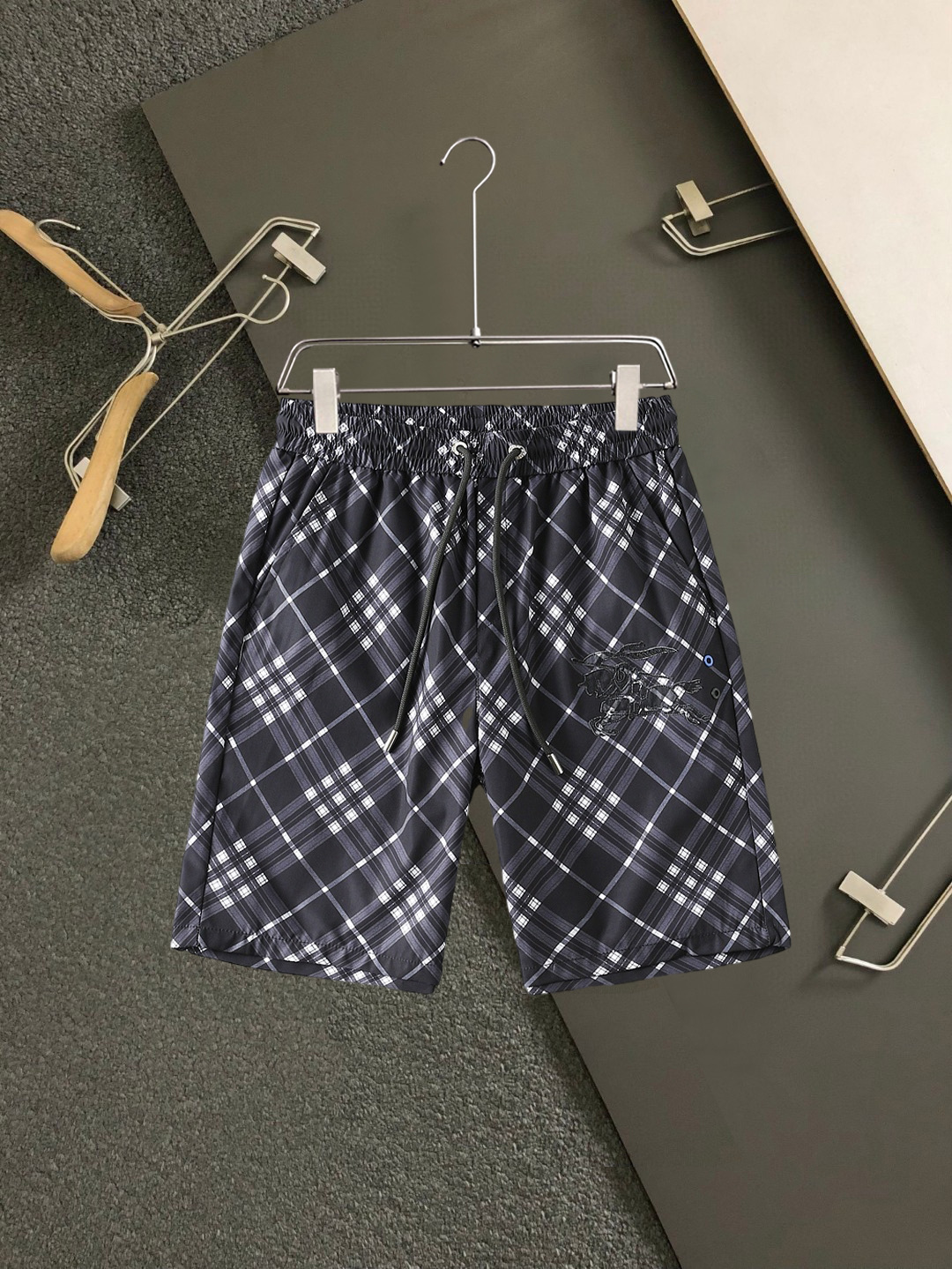 Burberry 巴宝莉 三标齐全 2026夏季新款男士休闲短裤 高级定制面料透气面料 透气弹力舒适度极高