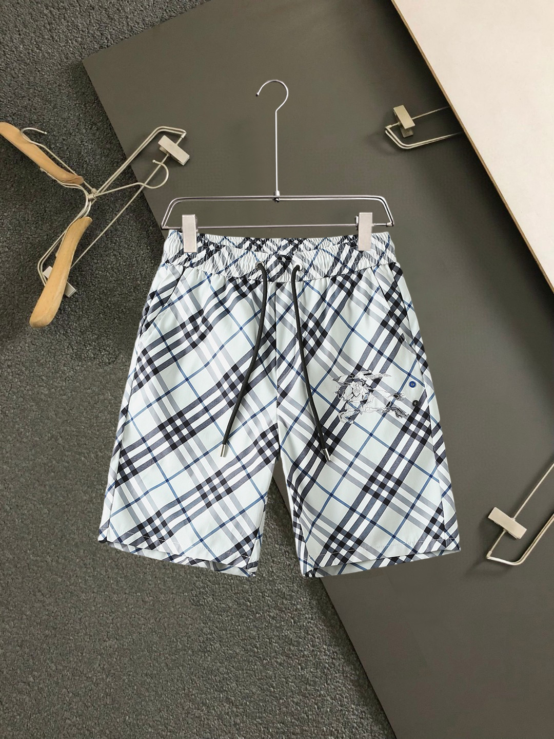 Burberry 巴宝莉 三标齐全 2026夏季新款男士休闲短裤 高级定制面料透气面料 透气弹力舒适度极高
