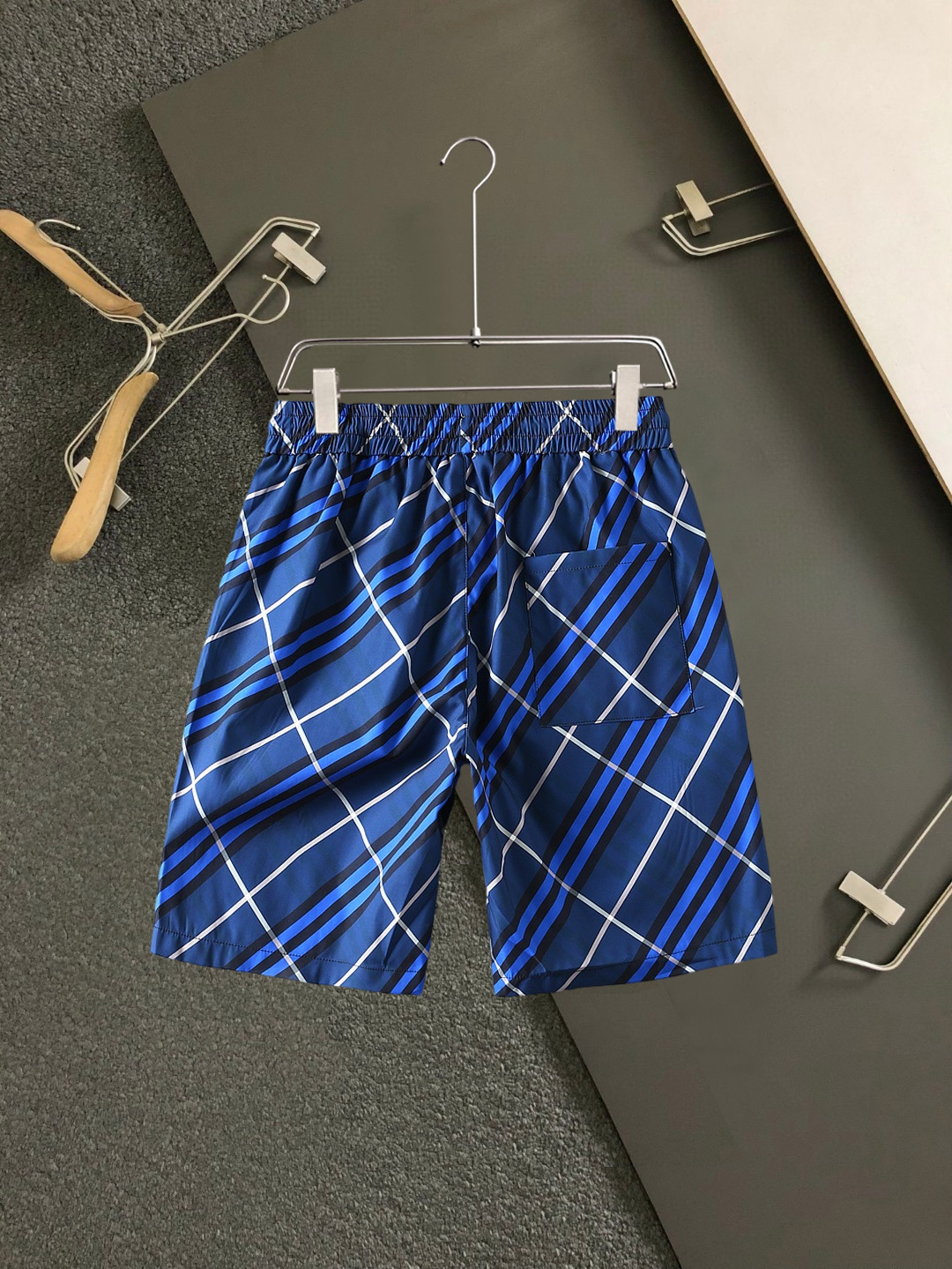 Burberry 巴宝莉 三标齐全 2026夏季新款男士休闲短裤 高级定制面料透气面料 透气弹力舒适度极高