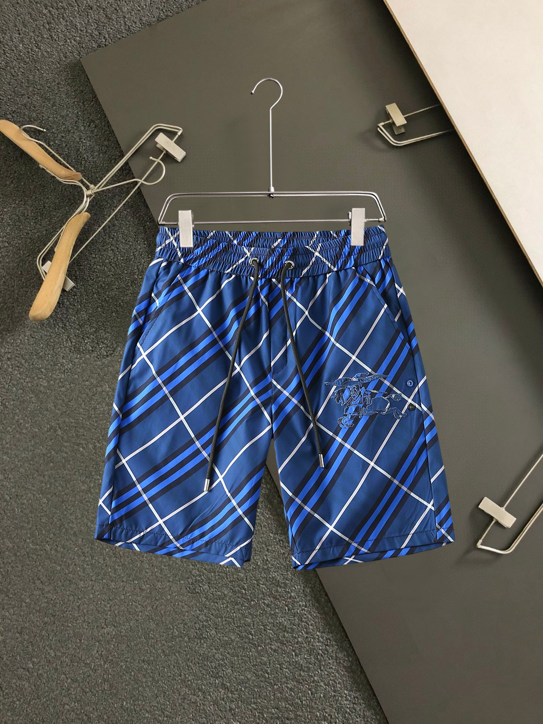 Burberry 巴宝莉 三标齐全 2026夏季新款男士休闲短裤 高级定制面料透气面料 透气弹力舒适度极高