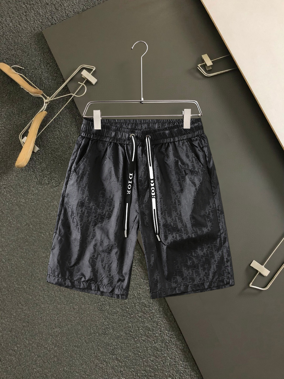 NO:859506,Dior's 2026 new summer men's casual shorts with three complete standards, advanced custom-made breathable fabrics, extremely breathable, elastic and comfortable, impeccable details, top-grade accessories, original logo design concept, delicate and soft feel!  The upper body fit is awesome!  For sizes M-XXXL, please state your height and weight when ordering, dior, shorts,19860909迪奥 三标齐全 2026夏季新款男士休闲短裤,高级定制面料透气面料 透气弹力舒适度极高,细节无可挑剔,顶级辅料配备,原版logo设计理念,手感细腻柔软！上身版型超赞！尺码M-XXXL下单报身高体重,,dior,shorts,,Men's clothing