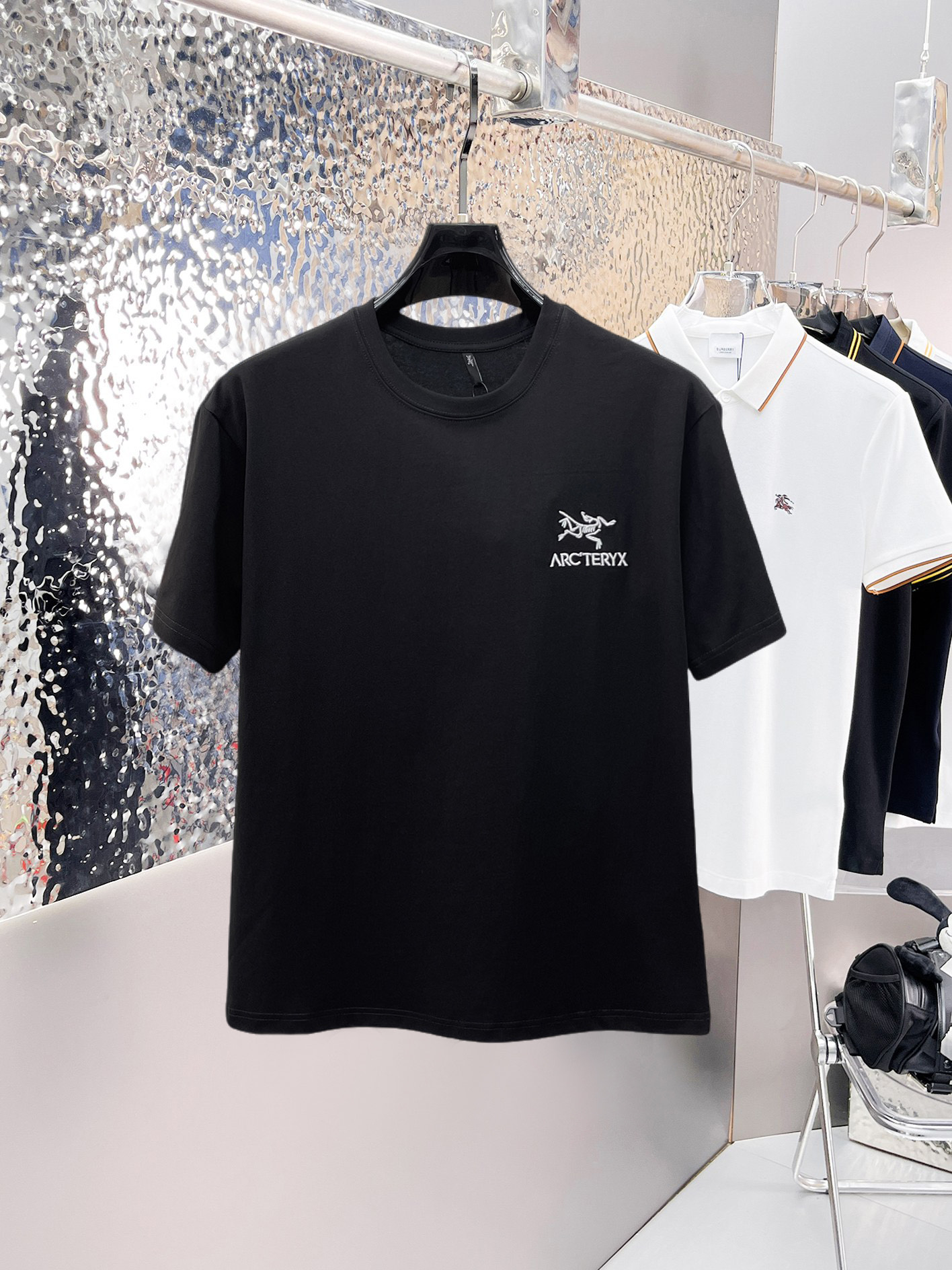 NO:841360,Arc'teryx's top products 2026 spring and summer new debut counter, the latest short-sleeved round neck T-shirt, high-end custom design, avant-garde and fashionable!  The brand logo is designed with heavy craftsmanship. High-end customized 260g fabric. Soft to the touch. Comfortable to wear. Exquisite stitching at the counter level. Fine workmanship. The upper body effect is incomparably handsome!  A must-have item for a stylish man!  Size M-XXXL,arc'teryx,T-shirt,tees,t-shirt,19860909始祖鸟顶级货品2026春夏新款首发专柜最新款短袖圆领T恤 高端订制 设计前卫时尚！品牌logo重工艺设计 高端定制260克面料.手感柔软.穿着舒适.专柜级别精致车线.做工精细.上身效果无敌帅气！型男必备单品！码数M-XXXL,arc'teryx,T-shirt,tees，t-shirt,,Men's clothing