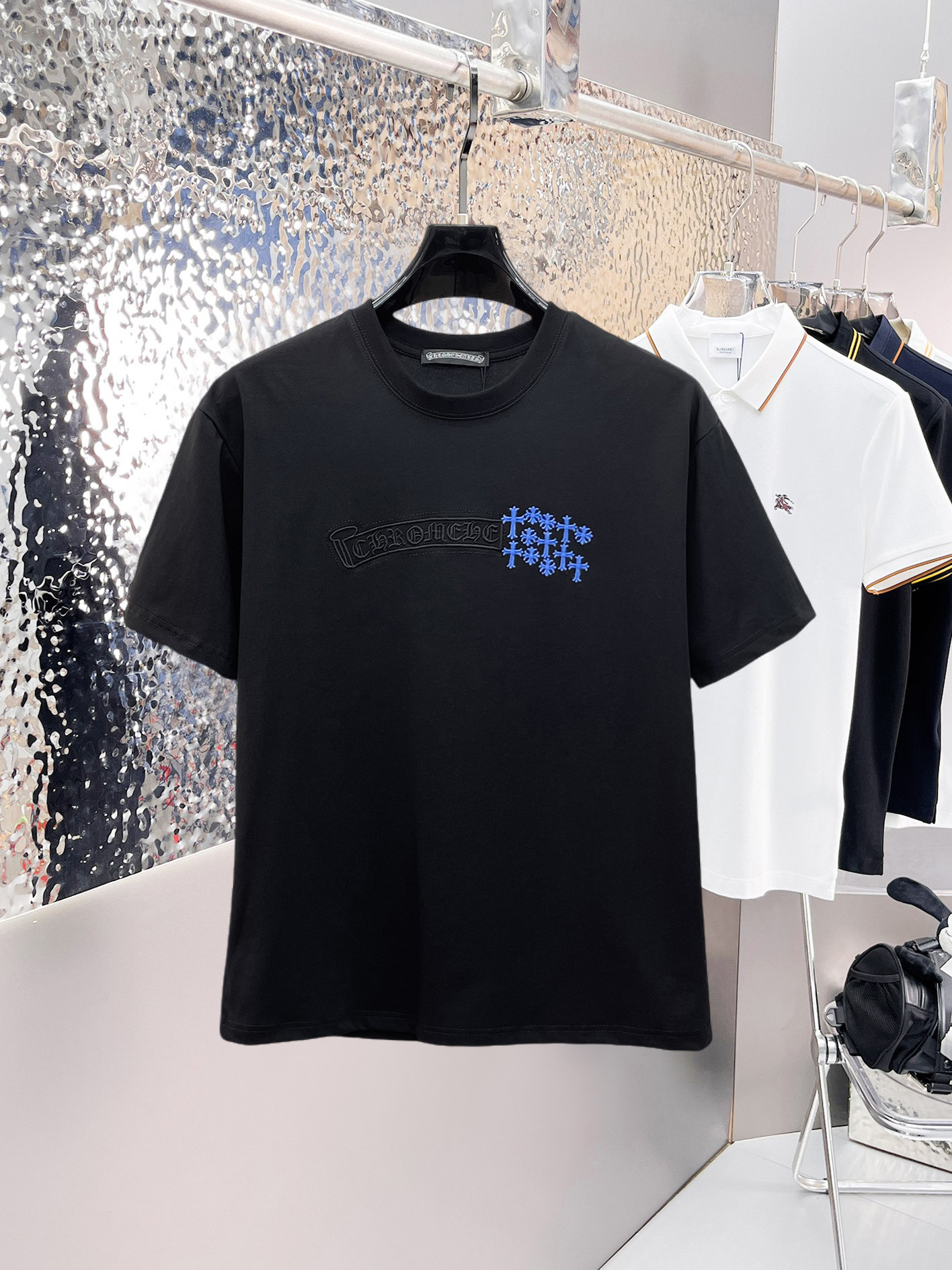 NO:841364,Kroxin's top products 2026 spring and summer new debut counter latest short-sleeved round neck T-shirt, high-end custom design, avant-garde and fashionable!  The brand logo is designed with heavy craftsmanship. High-end customized 260g fabric. Soft to the touch. Comfortable to wear. Exquisite stitching at the counter level. Fine workmanship. The upper body effect is incomparably handsome!  A must-have item for a stylish man!  Size M-XXXL,,chrome hearts,T-shirt,tees,t-shirt,19860909克罗心 顶级货品2026春夏新款首发专柜最新款短袖圆领T恤 高端订制 设计前卫时尚！品牌logo重工艺设计 高端定制260克面料.手感柔软.穿着舒适.专柜级别精致车线.做工精细.上身效果无敌帅气！型男必备单品！码数M-XXXL,,chrome hearts,T-shirt,tees，t-shirt,,Men's clothing