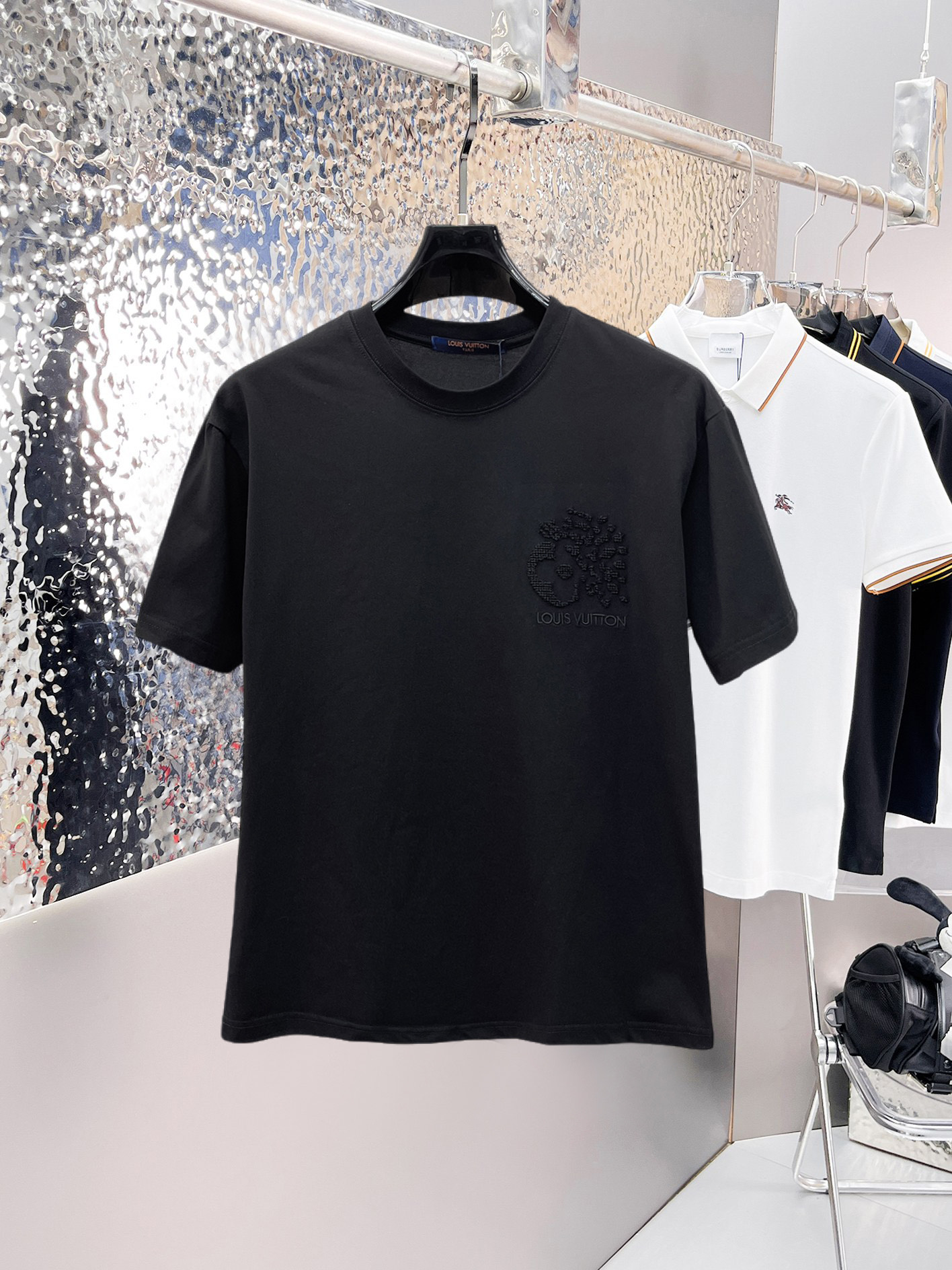 NO:841368,LV top products 2026 spring and summer new debut counter latest short-sleeved round neck T-shirt, high-end customization, avant-garde and fashionable design!  The brand logo is designed with heavy craftsmanship. High-end customized 260g fabric. Soft to the touch. Comfortable to wear. Exquisite stitching at the counter level. Fine workmanship. The upper body effect is incomparably handsome!  A must-have item for a stylish man!  Size M-XXXL,,louis vuitton,T-shirt,tees,t-shirt,19860909LV 顶级货品2026春夏新款首发专柜最新款短袖圆领T恤 高端订制 设计前卫时尚！品牌logo重工艺设计 高端定制260克面料.手感柔软.穿着舒适.专柜级别精致车线.做工精细.上身效果无敌帅气！型男必备单品！码数M-XXXL,,louis vuitton,T-shirt,tees，t-shirt,,Men's clothing