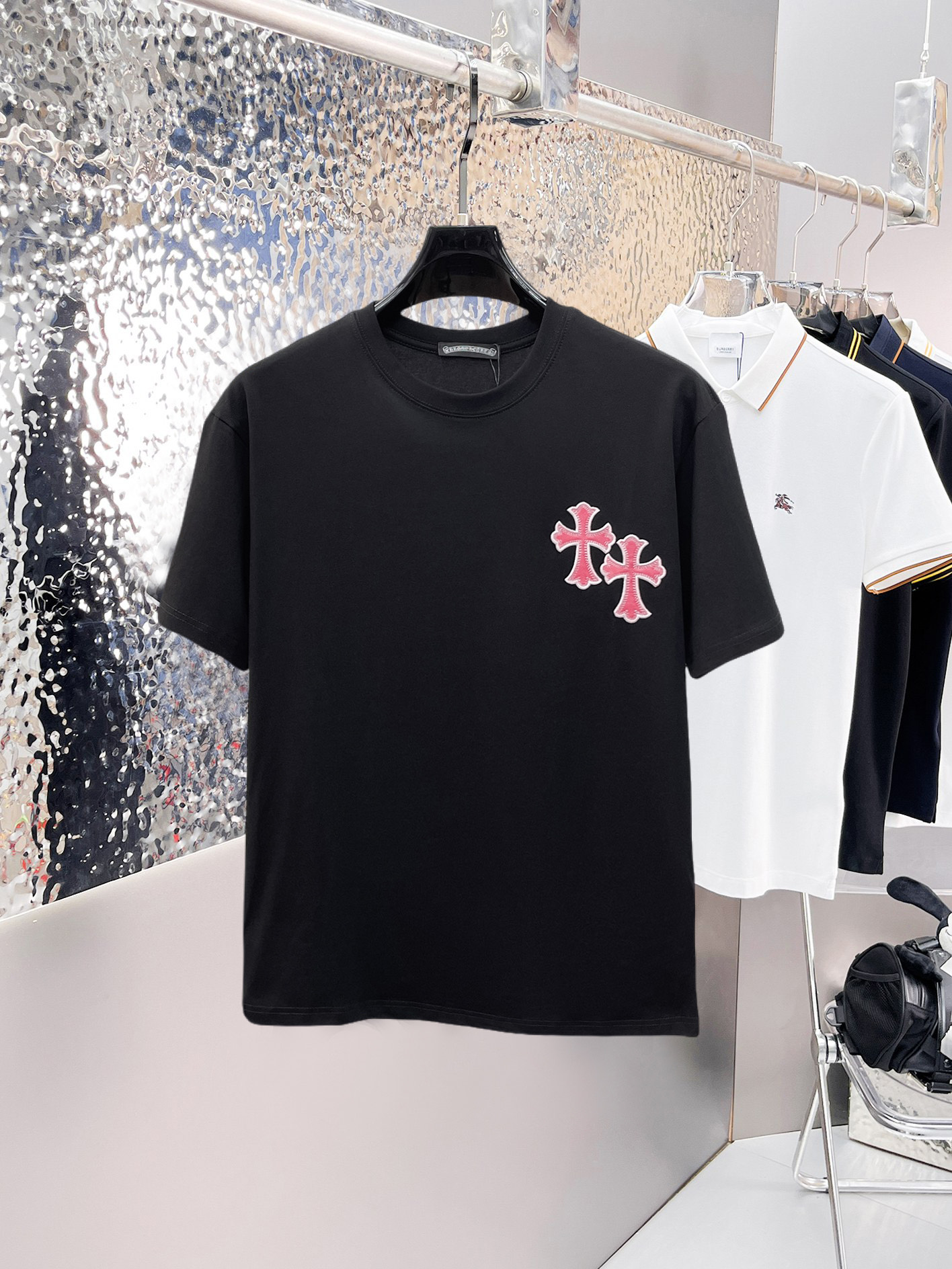 NO:841371,Kroxin's top products 2026 spring and summer new debut counter latest short-sleeved round neck T-shirt, high-end custom design, avant-garde and fashionable!  The brand logo is designed with heavy craftsmanship. High-end customized 260g fabric. Soft to the touch. Comfortable to wear. Exquisite stitching at the counter level. Fine workmanship. The upper body effect is incomparably handsome!  A must-have item for a stylish man!  Size M-XXXL,,chrome hearts,T-shirt,tees,t-shirt,19860909克罗心 顶级货品2026春夏新款首发专柜最新款短袖圆领T恤 高端订制 设计前卫时尚！品牌logo重工艺设计 高端定制260克面料.手感柔软.穿着舒适.专柜级别精致车线.做工精细.上身效果无敌帅气！型男必备单品！码数M-XXXL,,chrome hearts,T-shirt,tees，t-shirt,,Men's clothing