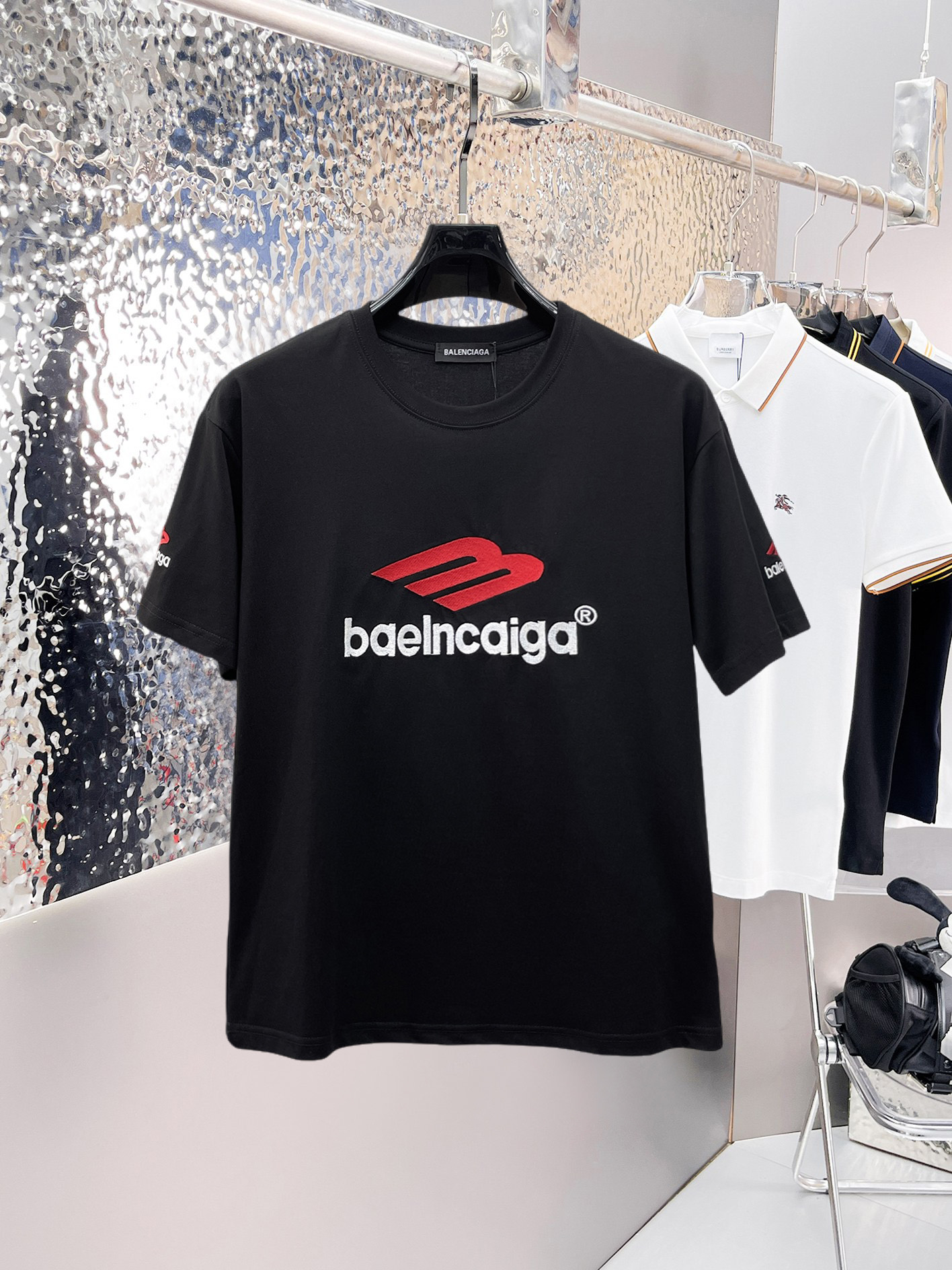 NO:841379,Balenciaga's top products 2026 spring and summer new debut counter, the latest short-sleeved round neck T-shirt, high-end customization, avant-garde and fashionable design!  The brand logo is designed with heavy craftsmanship. High-end customized 260g fabric. Soft to the touch. Comfortable to wear. Exquisite stitching at the counter level. Fine workmanship. The upper body effect is incomparably handsome!  A must-have item for a stylish man!  Size M-XXXL,,balenciaga,T-shirt,tees,t-shirt,19860909巴黎世家顶级货品2026春夏新款首发专柜最新款短袖圆领T恤 高端订制 设计前卫时尚！品牌logo重工艺设计 高端定制260克面料.手感柔软.穿着舒适.专柜级别精致车线.做工精细.上身效果无敌帅气！型男必备单品！码数M-XXXL,,balenciaga,T-shirt,tees，t-shirt,,Men's clothing