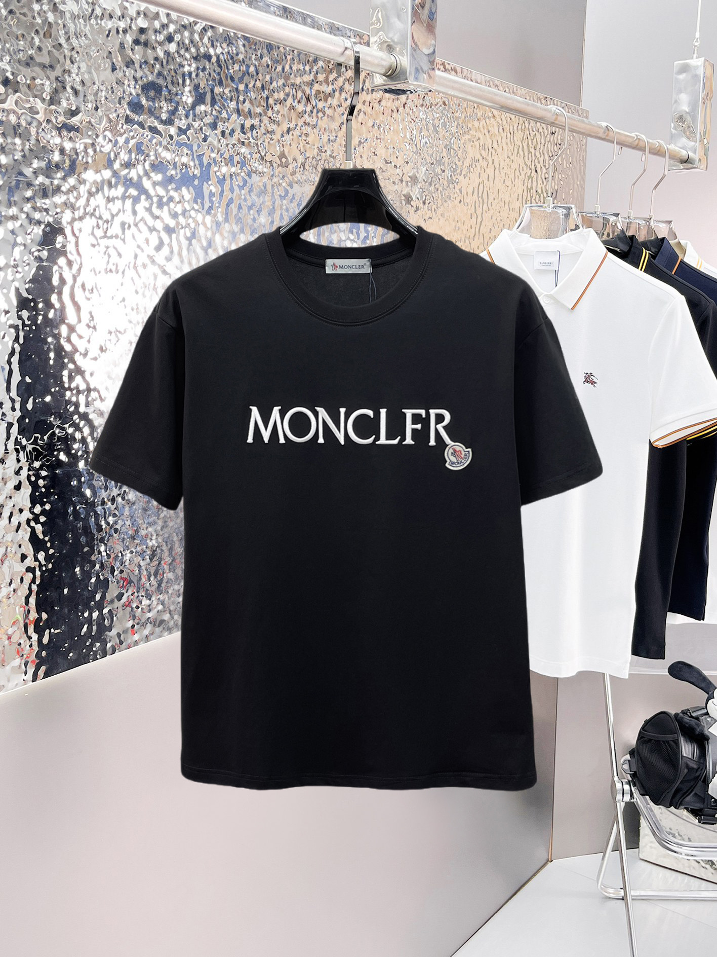 NO:841383,Mengkou's top products 2026 spring and summer new debut counter latest short-sleeved round neck T-shirt, high-end custom design, avant-garde and fashionable!  The brand logo is designed with heavy craftsmanship. High-end customized 260g fabric. Soft to the touch. Comfortable to wear. Exquisite stitching at the counter level. Fine workmanship. The upper body effect is incomparably handsome!  A must-have item for a stylish man!  Size M-XXXL,,Moncler,T-shirt,tees,t-shirt,19860909蒙口 顶级货品2026春夏新款首发专柜最新款短袖圆领T恤 高端订制 设计前卫时尚！品牌logo重工艺设计 高端定制260克面料.手感柔软.穿着舒适.专柜级别精致车线.做工精细.上身效果无敌帅气！型男必备单品！码数M-XXXL,,Moncler,T-shirt,tees，t-shirt,,Men's clothing