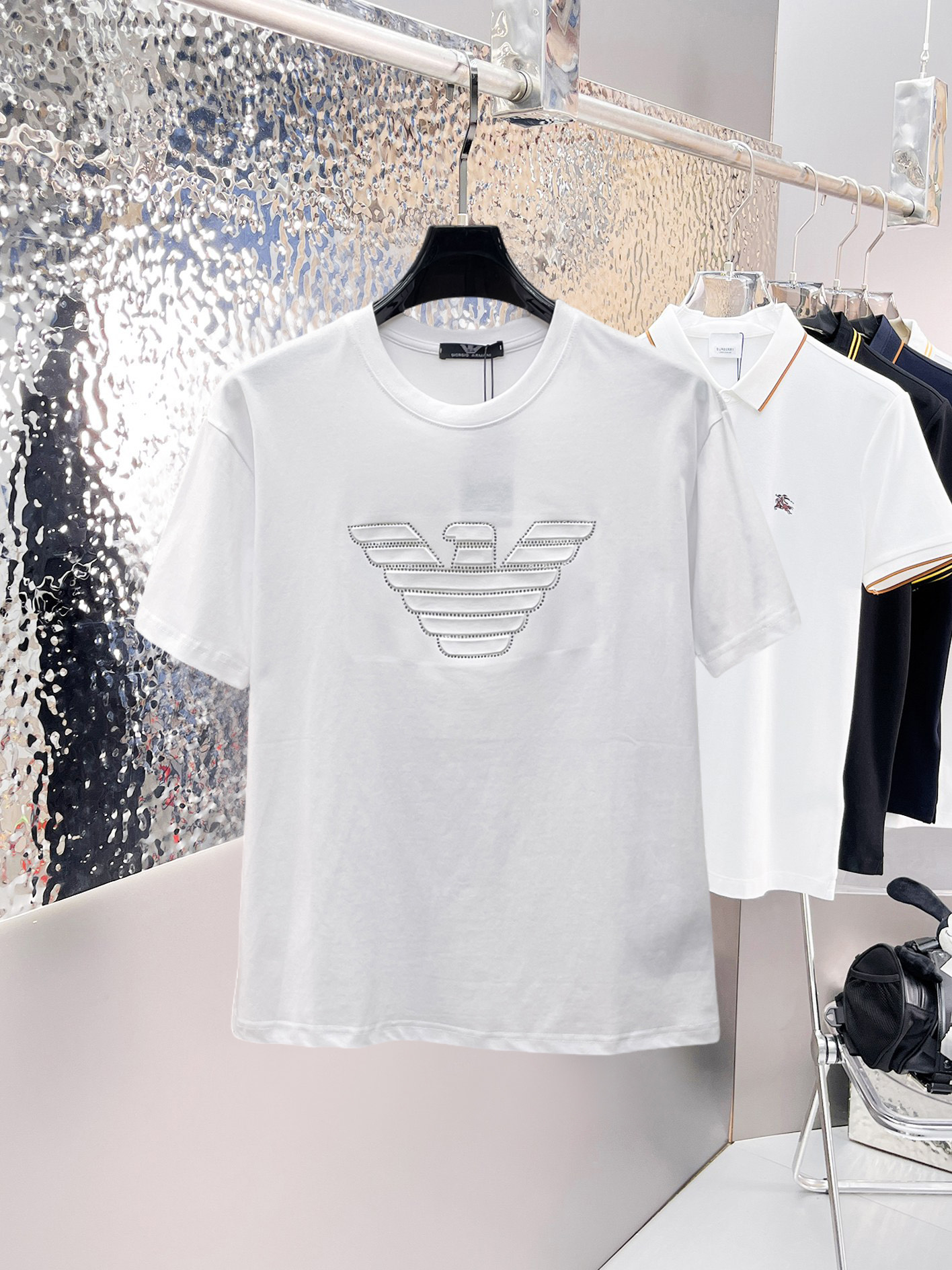 NO:841388,Armani's top products 2026 spring and summer new debut counter latest short-sleeved round neck T-shirt high-end custom design avant-garde fashion!  The brand logo is designed with heavy craftsmanship. High-end customized 260g fabric. Soft to the touch. Comfortable to wear. Exquisite stitching at the counter level. Fine workmanship. The upper body effect is incomparably handsome!  A must-have item for a stylish man!  Size M-XXXL,,armani,T-shirt,tees,t-shirt,19860909阿玛尼顶级货品2026春夏新款首发专柜最新款短袖圆领T恤 高端订制 设计前卫时尚！品牌logo重工艺设计 高端定制260克面料.手感柔软.穿着舒适.专柜级别精致车线.做工精细.上身效果无敌帅气！型男必备单品！码数M-XXXL,,armani,T-shirt,tees，t-shirt,,Men's clothing