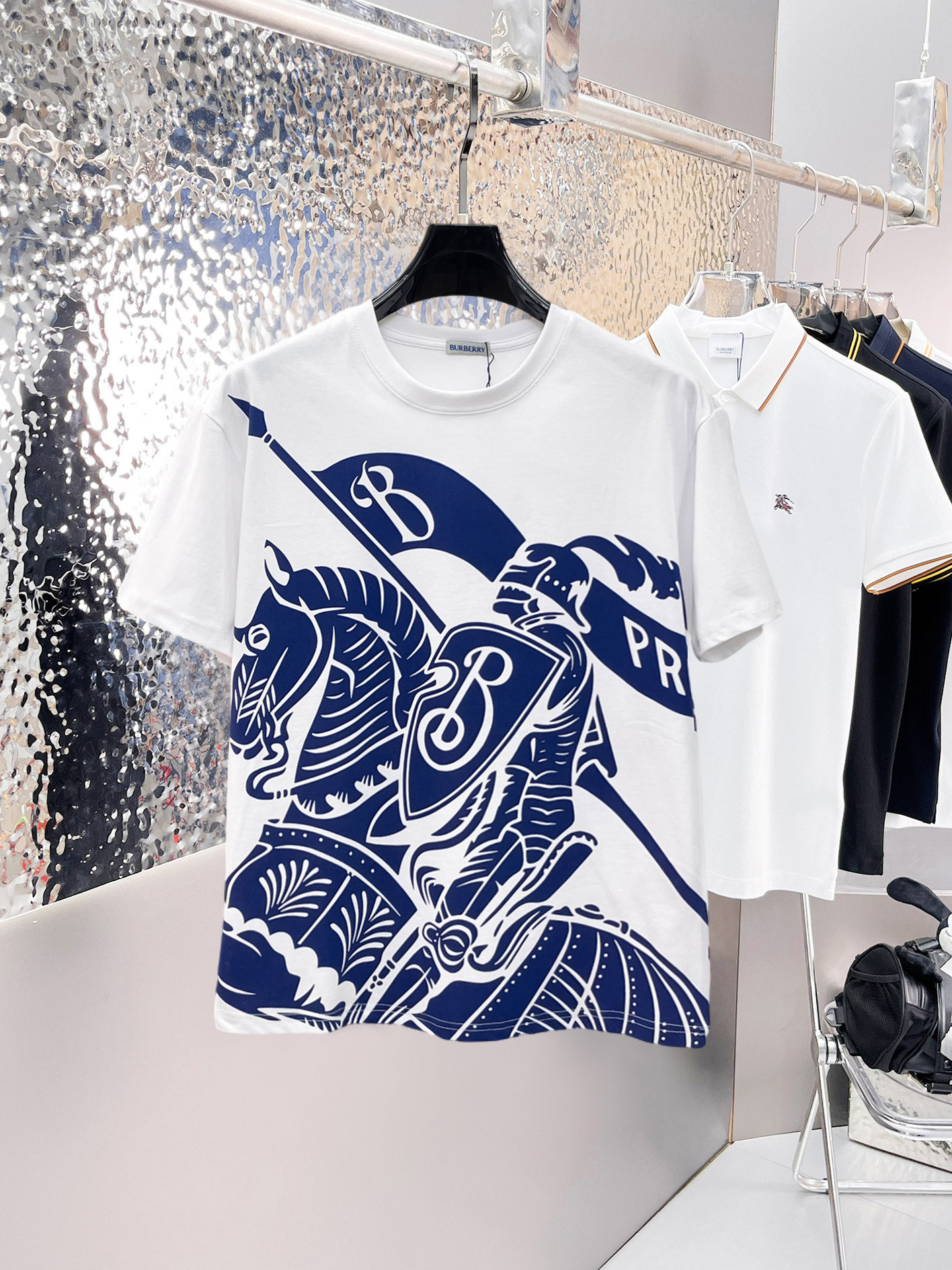 NO:841393,Burberry's top products 2026 spring and summer new debut counter latest short-sleeved round neck T-shirt high-end custom design avant-garde fashion!  The brand logo is designed with heavy craftsmanship. High-end customized 260g fabric. Soft to the touch. Comfortable to wear. Exquisite stitching at the counter level. Fine workmanship. The upper body effect is incomparably handsome!  A must-have item for a stylish man!  Size M-XXXL,,burberry,T-shirt,tees,t-shirt,19860909巴宝莉顶级货品2026春夏新款首发专柜最新款短袖圆领T恤 高端订制 设计前卫时尚！品牌logo重工艺设计 高端定制260克面料.手感柔软.穿着舒适.专柜级别精致车线.做工精细.上身效果无敌帅气！型男必备单品！码数M-XXXL,,burberry,T-shirt,tees，t-shirt,,Men's clothing