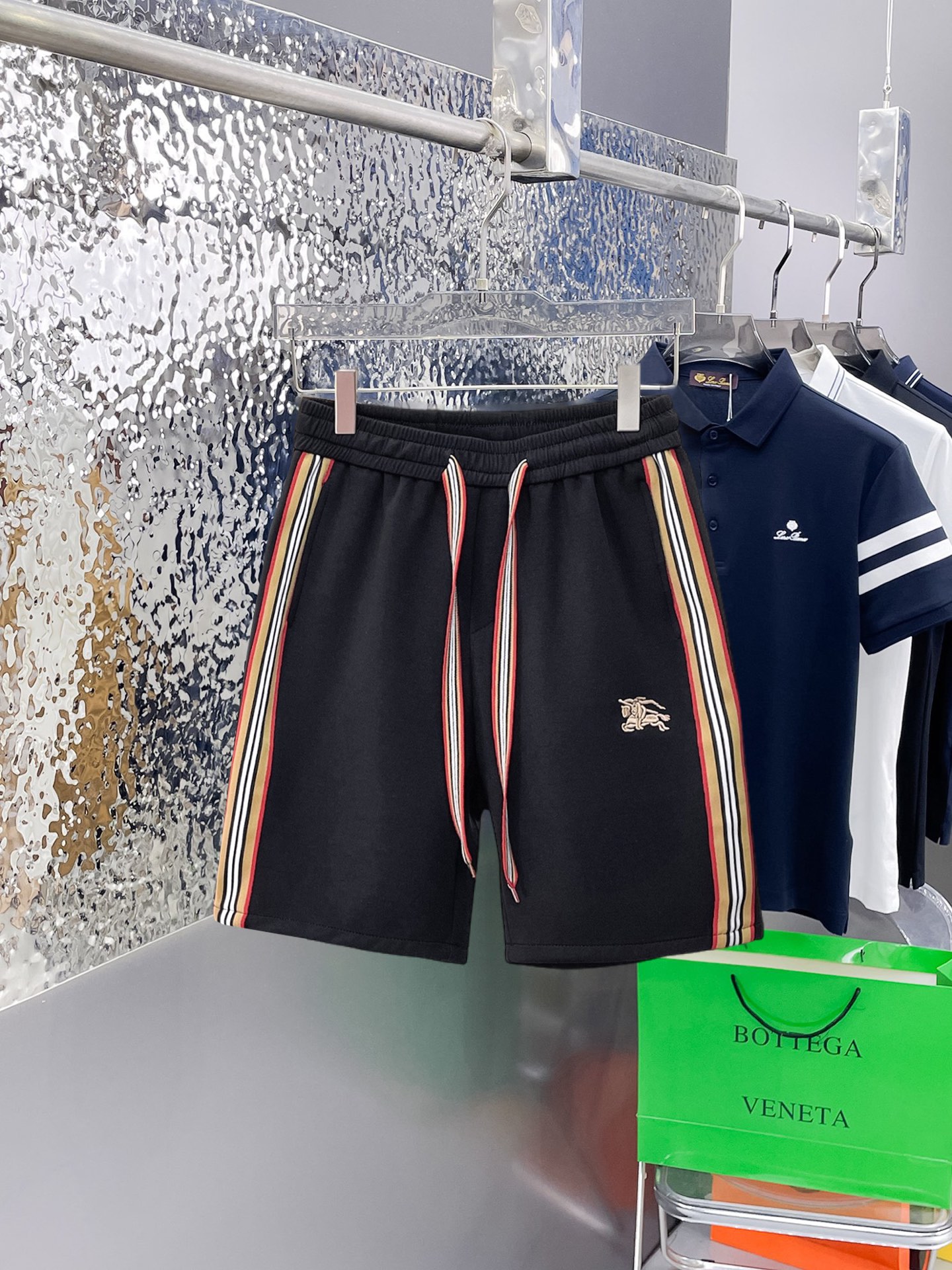 NO:841399,Burberry's three-standard complete 2026 new summer men's casual shorts, advanced custom-made breathable fabrics, extremely breathable, elastic and comfortable, impeccable details, top-grade accessories, original logo design concept, delicate and soft feel!  The upper body fit is awesome!  Sizes M-XXXL, please state your height and weight when ordering, burberry, shorts,19860909巴宝莉 三标齐全 2026夏季新款男士休闲短裤,高级定制面料透气面料 透气弹力舒适度极高,细节无可挑剔,顶级辅料配备,原版logo设计理念,手感细腻柔软！上身版型超赞！尺码M-XXXL下单报身高体重,,burberry,shorts,,Men's clothing