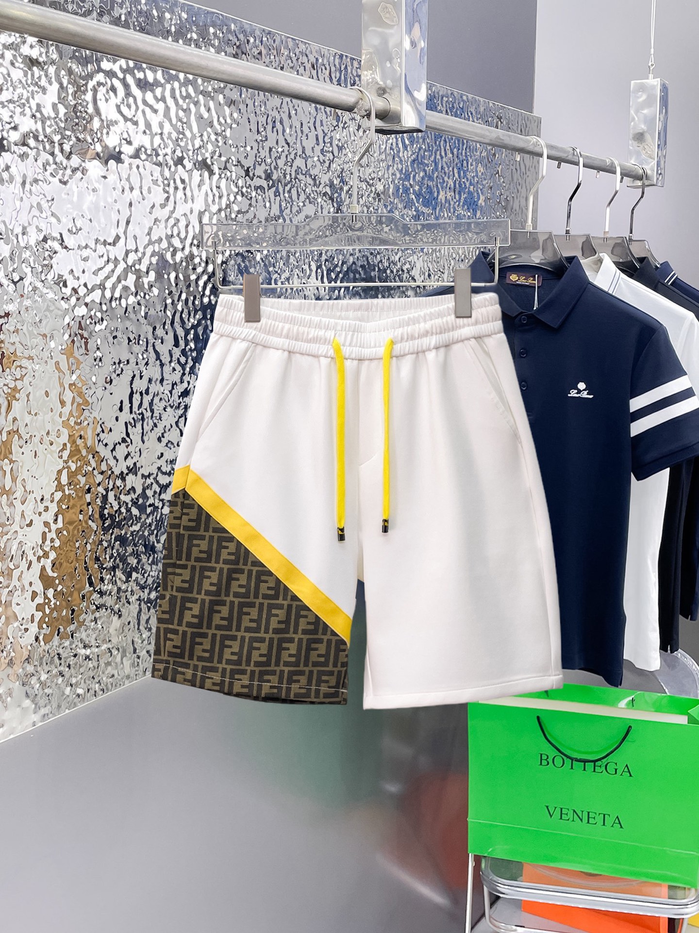 NO:841394,Fendi's three-standard complete 2026 new summer men's casual shorts, advanced custom-made breathable fabrics, extremely breathable, elastic and comfortable, impeccable details, top-grade accessories, original logo design concept, delicate and soft feel!  The upper body fit is awesome!  For sizes M-XXXL, please state your height and weight when placing an order, fendi, shorts,19860909芬迪 三标齐全 2026夏季新款男士休闲短裤,高级定制面料透气面料 透气弹力舒适度极高,细节无可挑剔,顶级辅料配备,原版logo设计理念,手感细腻柔软！上身版型超赞！尺码M-XXXL下单报身高体重,,fendi,shorts,,Men's clothing