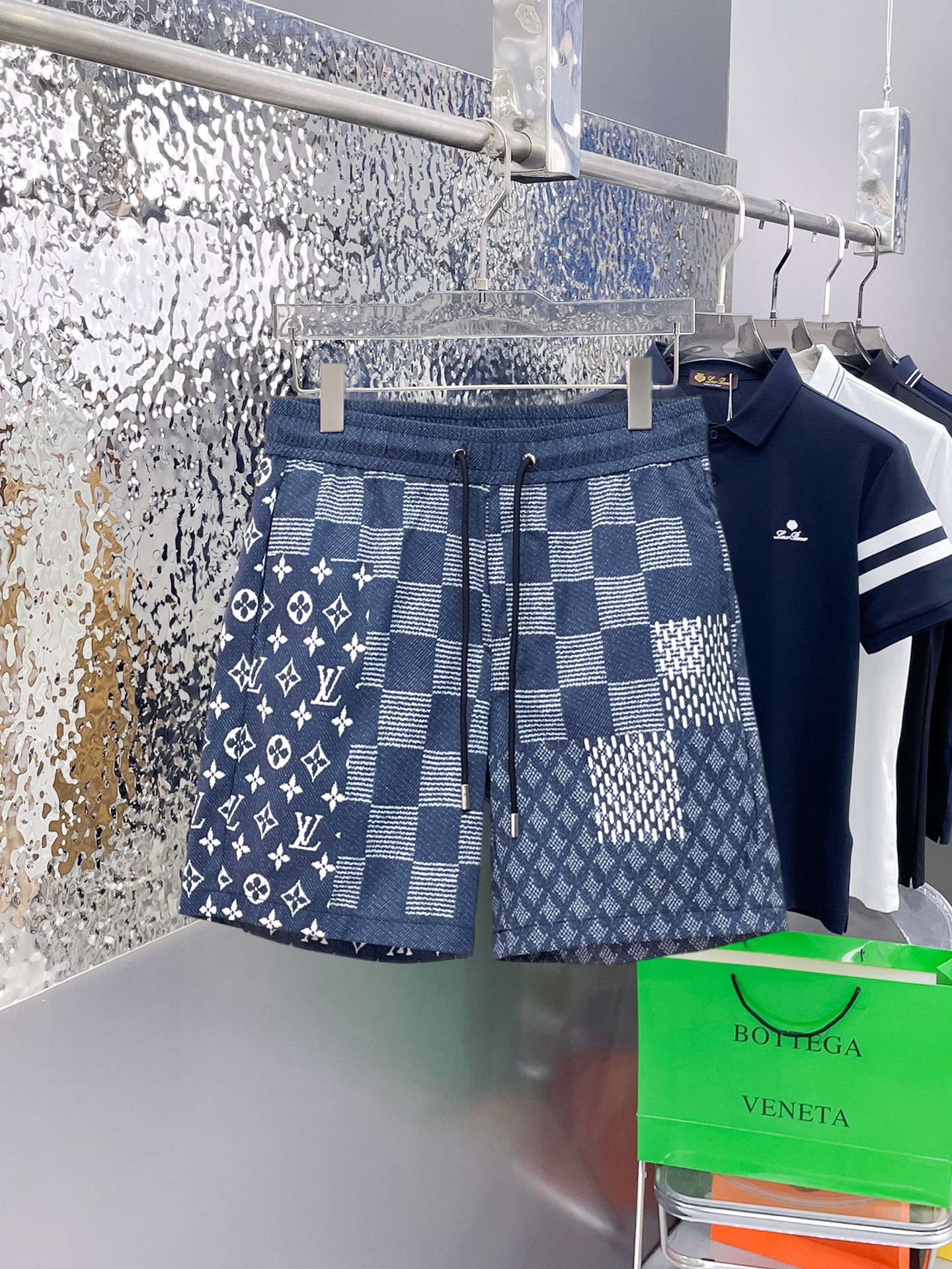 NO:841437,LV three-standard complete 2026 summer new men's casual shorts, advanced custom-made breathable fabrics, extremely breathable, elastic and comfortable, impeccable details, top-grade accessories, original logo design concept, delicate and soft feel!  The upper body fit is awesome!  Sizes M-XXXL, please state your height and weight when ordering,,louis vuitton,shorts,19860909LV 三标齐全 2026夏季新款男士休闲短裤,高级定制面料透气面料 透气弹力舒适度极高,细节无可挑剔,顶级辅料配备,原版logo设计理念,手感细腻柔软！上身版型超赞！尺码M-XXXL下单报身高体重,,louis vuitton,shorts,,Men's clothing