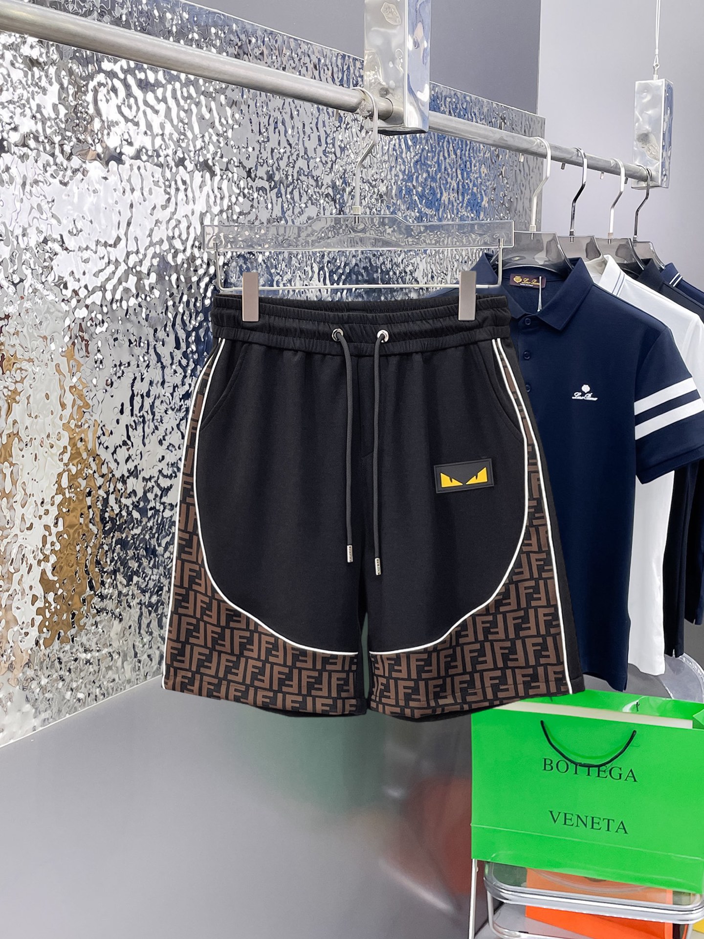 NO:841384,Fendi's three-standard complete 2026 new summer men's casual shorts, advanced custom-made breathable fabrics, extremely breathable, elastic and comfortable, impeccable details, top-grade accessories, original logo design concept, delicate and soft feel!  The upper body fit is awesome!  For sizes M-XXXL, please state your height and weight when placing an order, fendi, shorts,19860909芬迪 三标齐全 2026夏季新款男士休闲短裤,高级定制面料透气面料 透气弹力舒适度极高,细节无可挑剔,顶级辅料配备,原版logo设计理念,手感细腻柔软！上身版型超赞！尺码M-XXXL下单报身高体重,,fendi,shorts,,Men's clothing