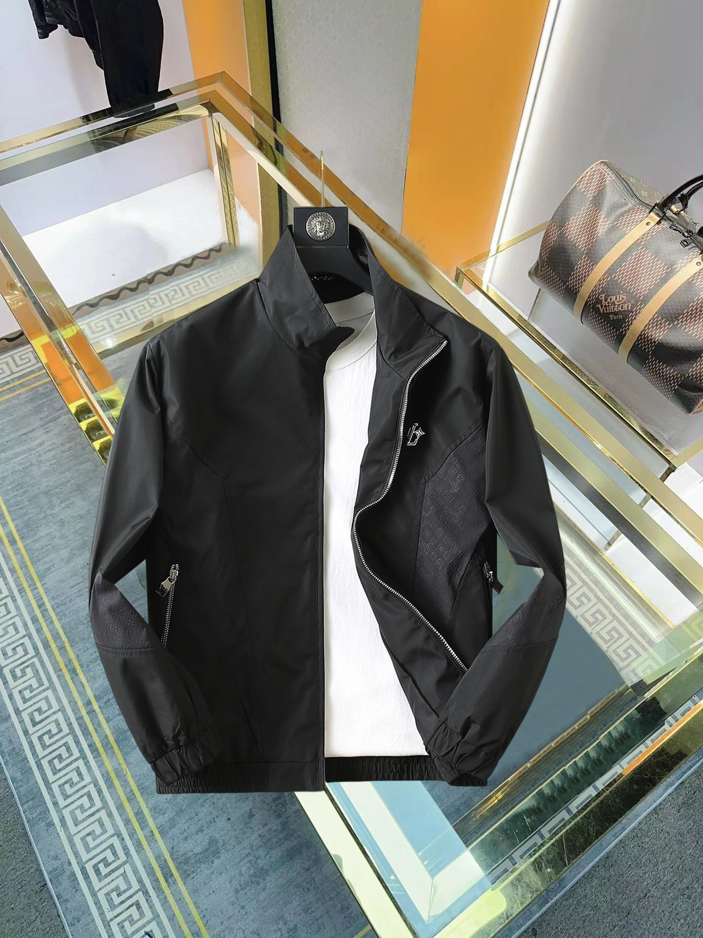 NO:952958,LV's 26 new autumn hooded jackets are made of spliced ​​full-body jacquard fabrics. The fabrics are all customized and dyed. The fabric alone takes 20 days. It is produced by a large factory and the quality is absolutely guaranteed. The upper body effect is super good, trendy and versatile, and the accessories are all original 1:1 mold customization. It is absolutely worth the money!  Color Black Size 48-56,,louis vuitton,jackets & coats,hats,19860909LV家26新款秋装新品连帽夹克,采用拼接全身提花面料,面料全部采用定制定染的工艺,单单面料都要耗时20天,大厂出品,质量绝对的保证. 上身效果超级不错,潮流百搭款,辅料全原1:1开模定制.绝对物超所值！ 颜色黑色 码数48-56,,louis vuitton,jackets & coats,hats,,Men's clothing