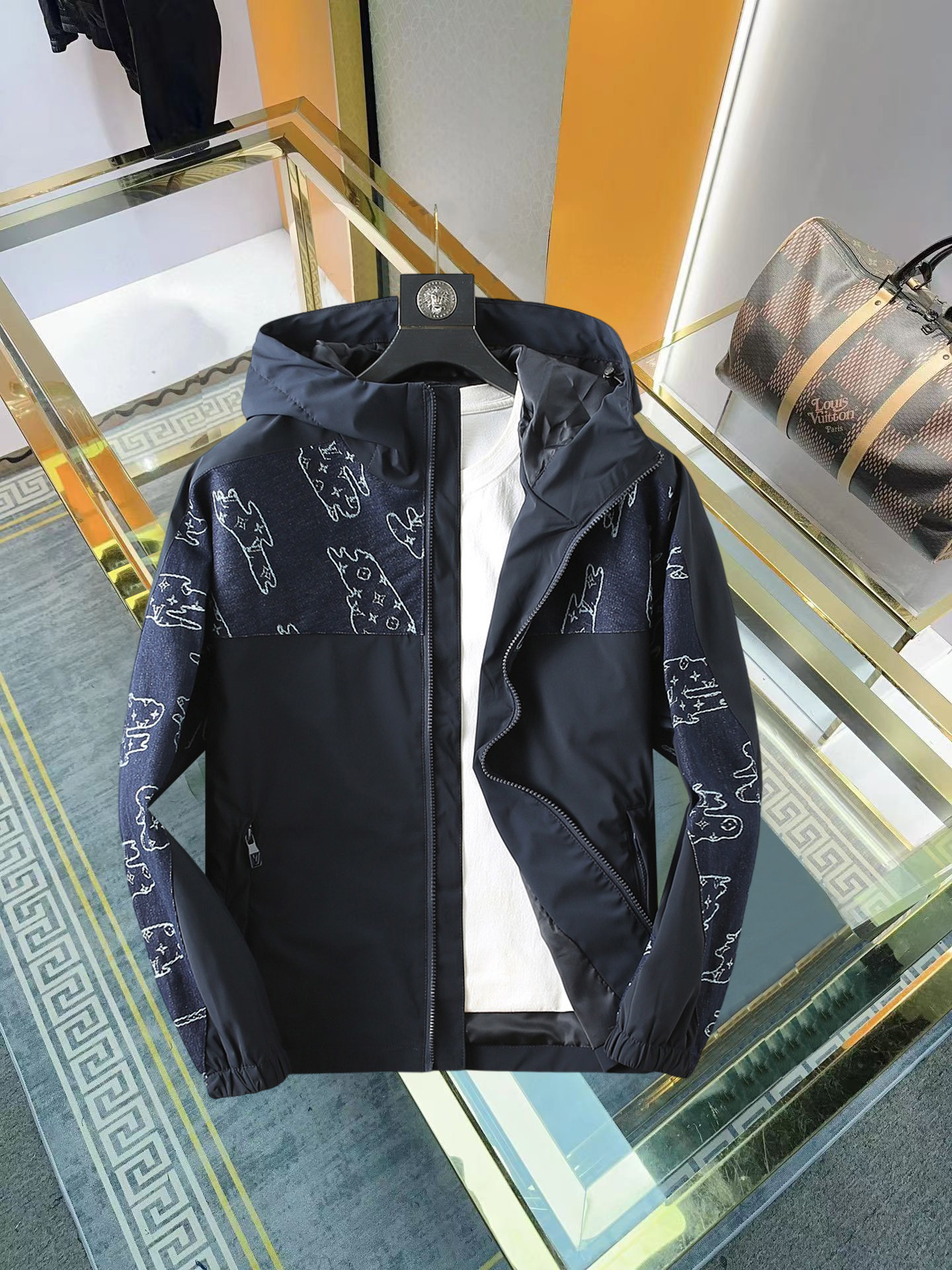 NO:952966,LV 2026ss new autumn jacket, full high-end version!  Haute couture counter fabric accessories, high breathability and comfort, impeccable details, exquisite workmanship and complex craftsmanship, casual tailoring, awesome upper body shape, color black blue, code size 48-56,, louis vuitton, jackets & coats, jackets & coats,19860909LV 2026ss秋季新款夹克外套 全高端版本！高定专柜面料辅料,透气舒适度高,细节无可挑剔,做工考究工艺复杂,呈现休闲裁剪,上身版型超赞 颜色黑色 蓝色 码数48-56,,louis vuitton,jackets & coats,jackets & coats,,Men's clothing
