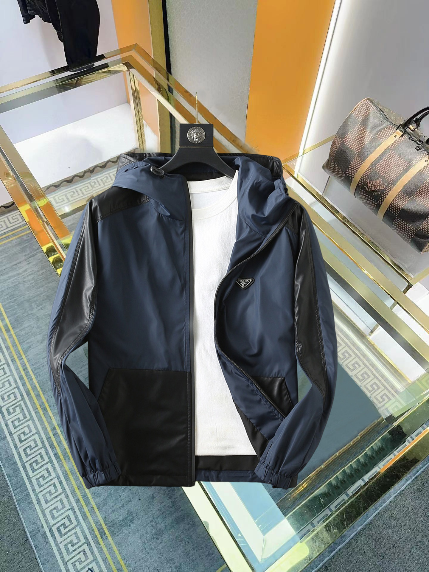 NO:952975,Prada Prada 2026ss new autumn hooded jacket, full high-end version!  High-end counter fabric accessories, high breathability and comfort, impeccable details, exquisite workmanship and complex craftsmanship, casual tailoring, awesome upper body shape, size 48-56,, prada, prada, jackets & coats, jackets & coats, hats,19860909Prada 普拉达 2026ss秋季新款连帽夹克外套 全高端版本！高定专柜面料辅料,透气舒适度高,细节无可挑剔,做工考究工艺复杂,呈现休闲裁剪,上身版型超赞 码数48-56,,prada,prada,jackets & coats,jackets & coats,hats,,Men's clothing