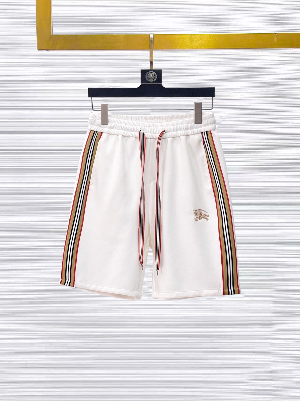 NO:874767,Burberry's three-standard complete 2026 new summer men's casual shorts, advanced custom-made breathable fabrics, extremely breathable, elastic and comfortable, impeccable details, top-grade accessories, original logo design concept, delicate and soft feel!  The upper body fit is awesome!  Sizes M-XXXL, please state your height and weight when ordering, burberry, shorts,19860909巴宝莉 三标齐全 2026夏季新款男士休闲短裤,高级定制面料透气面料 透气弹力舒适度极高,细节无可挑剔,顶级辅料配备,原版logo设计理念,手感细腻柔软！上身版型超赞！尺码M-XXXL下单报身高体重,,burberry,shorts,,Men's clothing