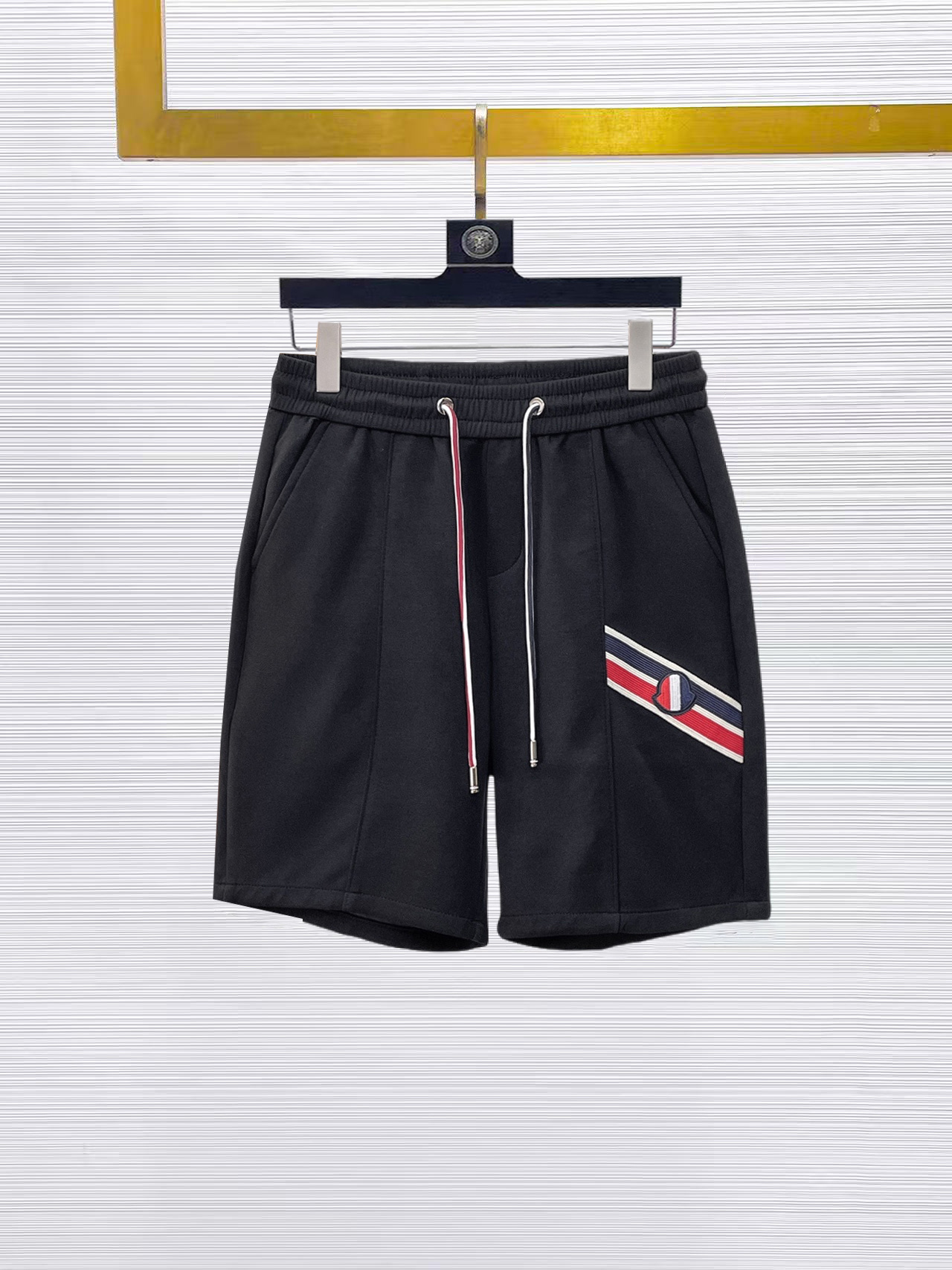 NO:874794,Mouth-mounted, complete with three standards, 2026 new summer men's casual shorts, advanced custom-made breathable fabrics, extremely breathable, elastic and comfortable, with impeccable details, top-grade accessories, original logo design concept, delicate and soft feel!  The upper body fit is awesome!  Sizes M-XXXL, please state your height and weight when ordering,,Moncler,shorts,19860909蒙口 三标齐全 2026夏季新款男士休闲短裤,高级定制面料透气面料 透气弹力舒适度极高,细节无可挑剔,顶级辅料配备,原版logo设计理念,手感细腻柔软！上身版型超赞！尺码M-XXXL下单报身高体重,,Moncler,shorts,,Men's clothing