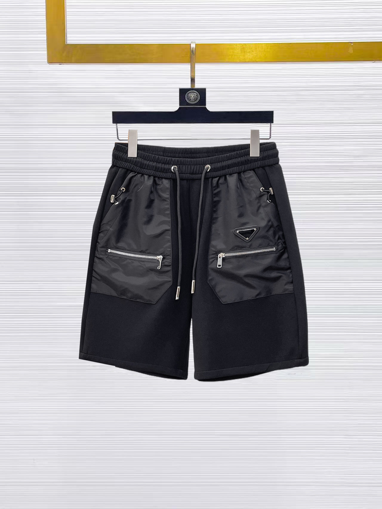 NO:874802,Prada's three-standard complete 2026 new summer men's casual shorts, advanced custom-made breathable fabrics, extremely breathable, elastic and comfortable, impeccable details, top-grade accessories, original logo design concept, delicate and soft feel!  The upper body fit is awesome!  Sizes M-XXXL, please state your height and weight when ordering, prada, shorts,19860909普拉达 三标齐全 2026夏季新款男士休闲短裤,高级定制面料透气面料 透气弹力舒适度极高,细节无可挑剔,顶级辅料配备,原版logo设计理念,手感细腻柔软！上身版型超赞！尺码M-XXXL下单报身高体重,,prada,shorts,,Men's clothing