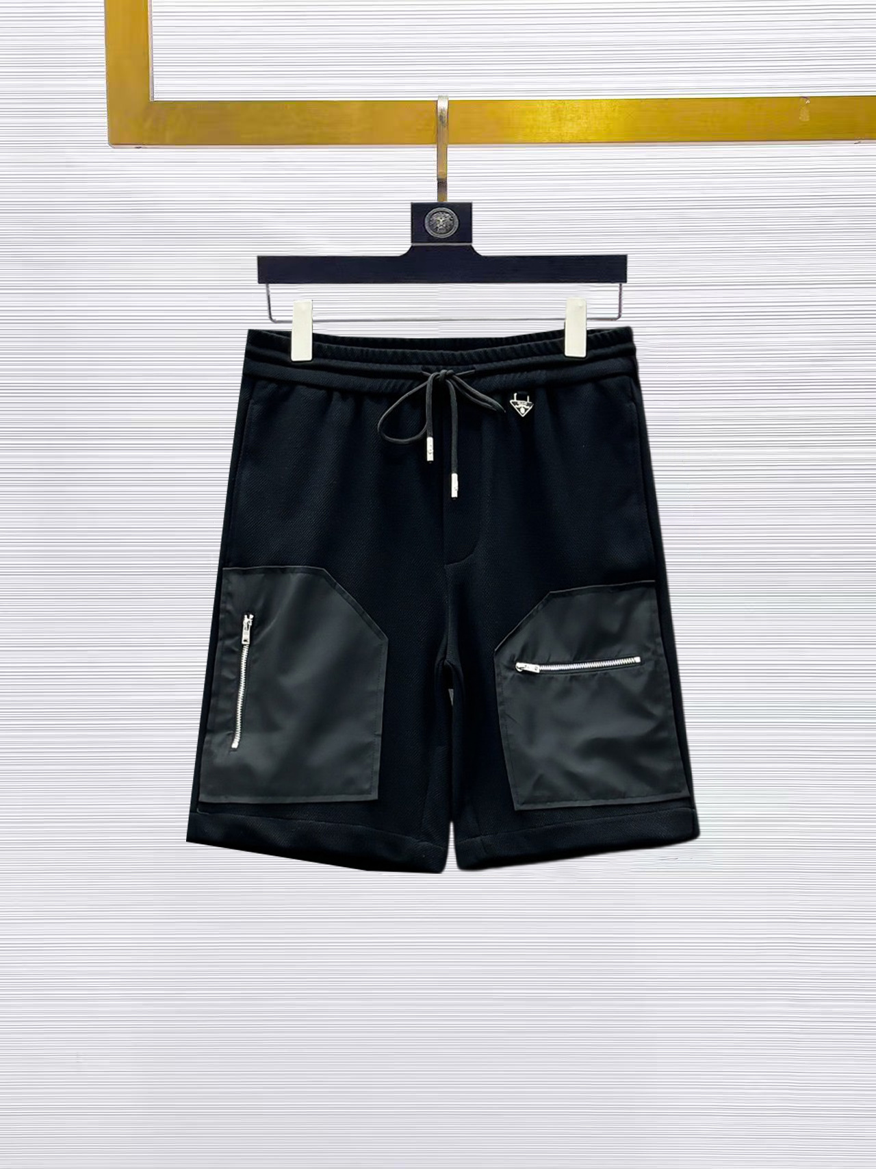 NO:874817,Prada's three-standard complete 2026 new summer men's casual shorts, advanced custom-made breathable fabrics, extremely breathable, elastic and comfortable, impeccable details, top-grade accessories, original logo design concept, delicate and soft feel!  The upper body fit is awesome!  Sizes M-XXXL, please state your height and weight when ordering, prada, shorts,19860909普拉达 三标齐全 2026夏季新款男士休闲短裤,高级定制面料透气面料 透气弹力舒适度极高,细节无可挑剔,顶级辅料配备,原版logo设计理念,手感细腻柔软！上身版型超赞！尺码M-XXXL下单报身高体重,,prada,shorts,,Men's clothing