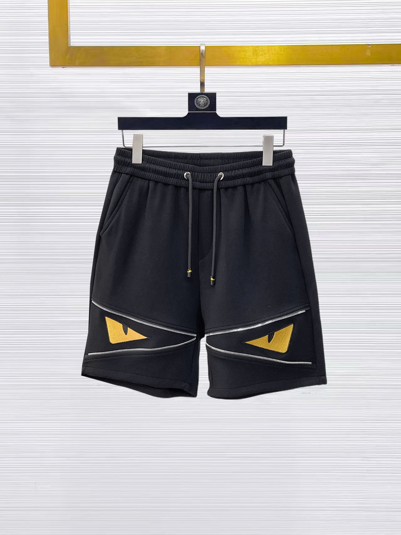 NO:874824,Fendi's three-standard complete 2026 new summer men's casual shorts, advanced custom-made breathable fabrics, extremely breathable, elastic and comfortable, impeccable details, top-grade accessories, original logo design concept, delicate and soft feel!  The upper body fit is awesome!  For sizes M-XXXL, please state your height and weight when placing an order, fendi, shorts,19860909芬迪 三标齐全 2026夏季新款男士休闲短裤,高级定制面料透气面料 透气弹力舒适度极高,细节无可挑剔,顶级辅料配备,原版logo设计理念,手感细腻柔软！上身版型超赞！尺码M-XXXL下单报身高体重,,fendi,shorts,,Men's clothing