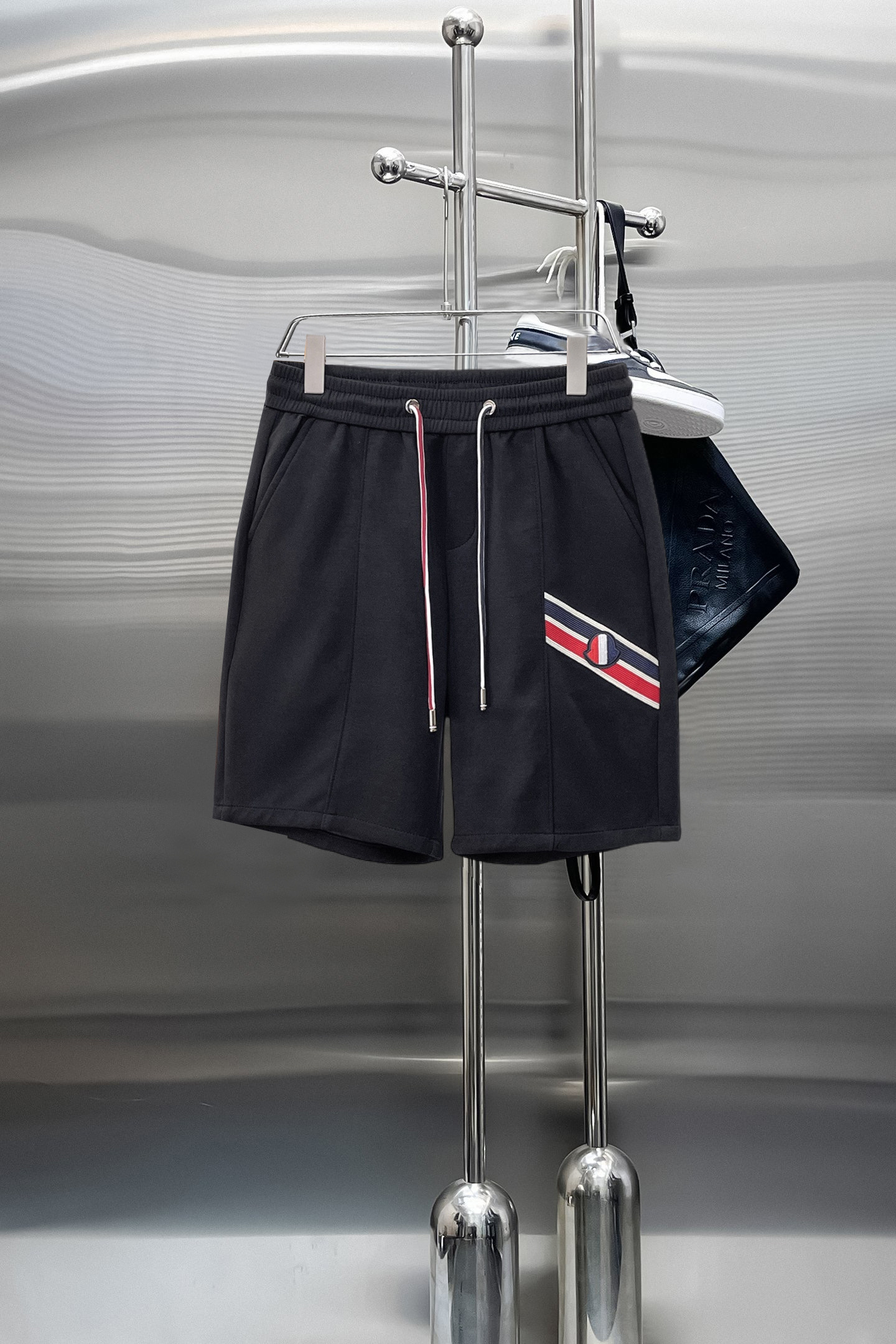 NO:844045,Mouth-mounted, complete with three standards, 2026 new summer men's casual shorts, advanced custom-made breathable fabrics, extremely breathable, elastic and comfortable, with impeccable details, top-grade accessories, original logo design concept, delicate and soft feel!  The upper body fit is awesome!  Sizes M-XXXL, please state your height and weight when ordering,,Moncler,shorts,19860909蒙口 三标齐全 2026夏季新款男士休闲短裤,高级定制面料透气面料 透气弹力舒适度极高,细节无可挑剔,顶级辅料配备,原版logo设计理念,手感细腻柔软！上身版型超赞！尺码M-XXXL下单报身高体重,,Moncler,shorts,,Men's clothing