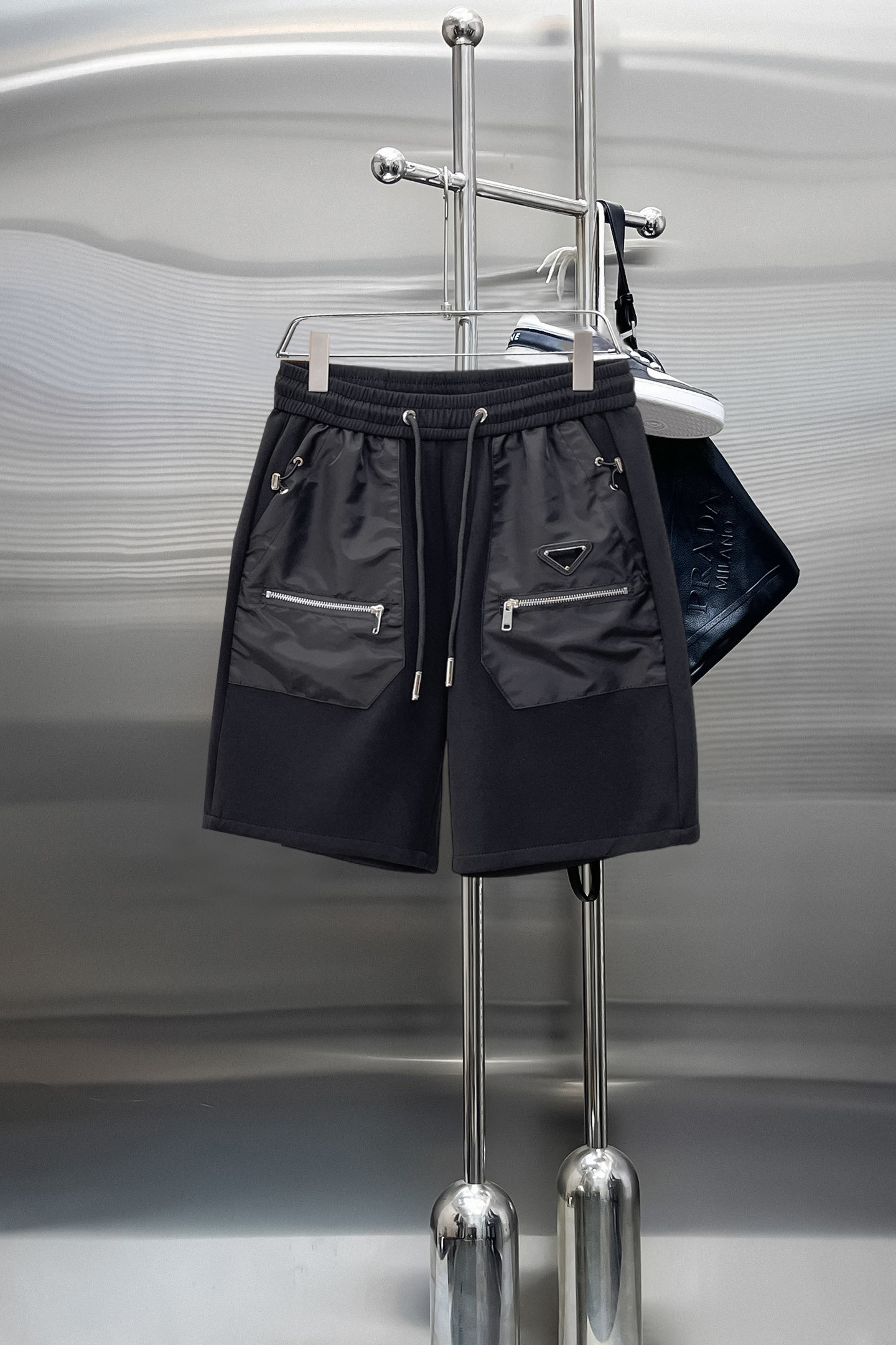 NO:844049,Prada's three-standard complete 2026 new summer men's casual shorts, advanced custom-made breathable fabrics, extremely breathable, elastic and comfortable, impeccable details, top-grade accessories, original logo design concept, delicate and soft feel!  The upper body fit is awesome!  Sizes M-XXXL, please state your height and weight when ordering, prada, shorts,19860909普拉达 三标齐全 2026夏季新款男士休闲短裤,高级定制面料透气面料 透气弹力舒适度极高,细节无可挑剔,顶级辅料配备,原版logo设计理念,手感细腻柔软！上身版型超赞！尺码M-XXXL下单报身高体重,,prada,shorts,,Men's clothing