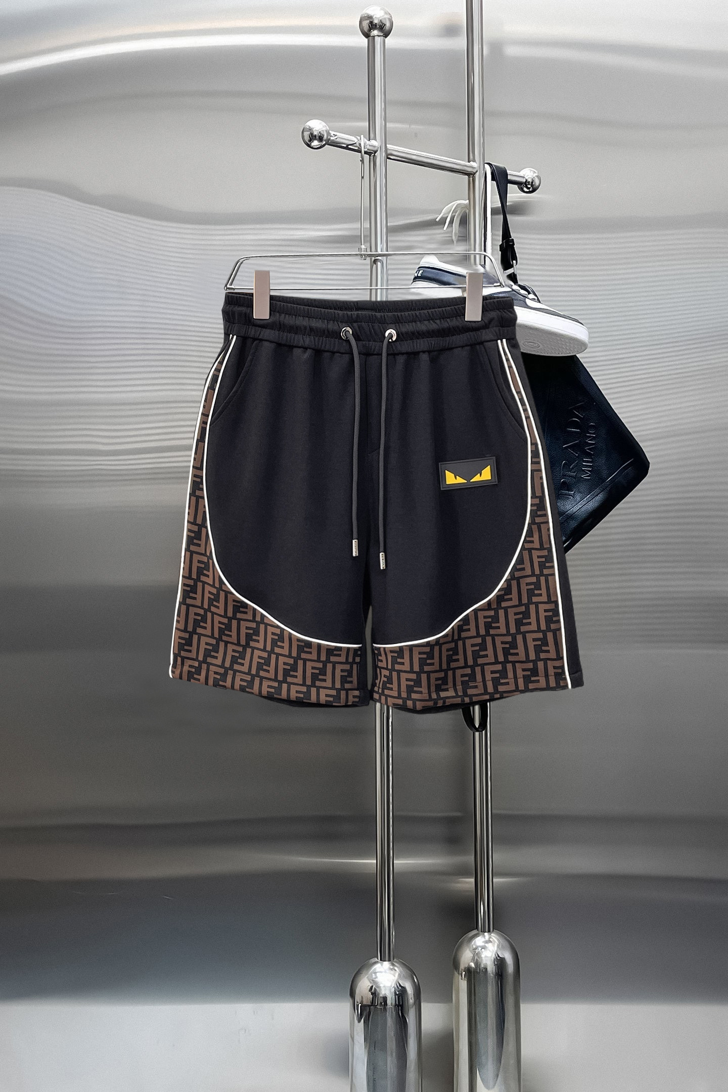 NO:844055,Fendi's three-standard complete 2026 new summer men's casual shorts, advanced custom-made breathable fabrics, extremely breathable, elastic and comfortable, impeccable details, top-grade accessories, original logo design concept, delicate and soft feel!  The upper body fit is awesome!  For sizes M-XXXL, please state your height and weight when placing an order, fendi, shorts,19860909芬迪 三标齐全 2026夏季新款男士休闲短裤,高级定制面料透气面料 透气弹力舒适度极高,细节无可挑剔,顶级辅料配备,原版logo设计理念,手感细腻柔软！上身版型超赞！尺码M-XXXL下单报身高体重,,fendi,shorts,,Men's clothing