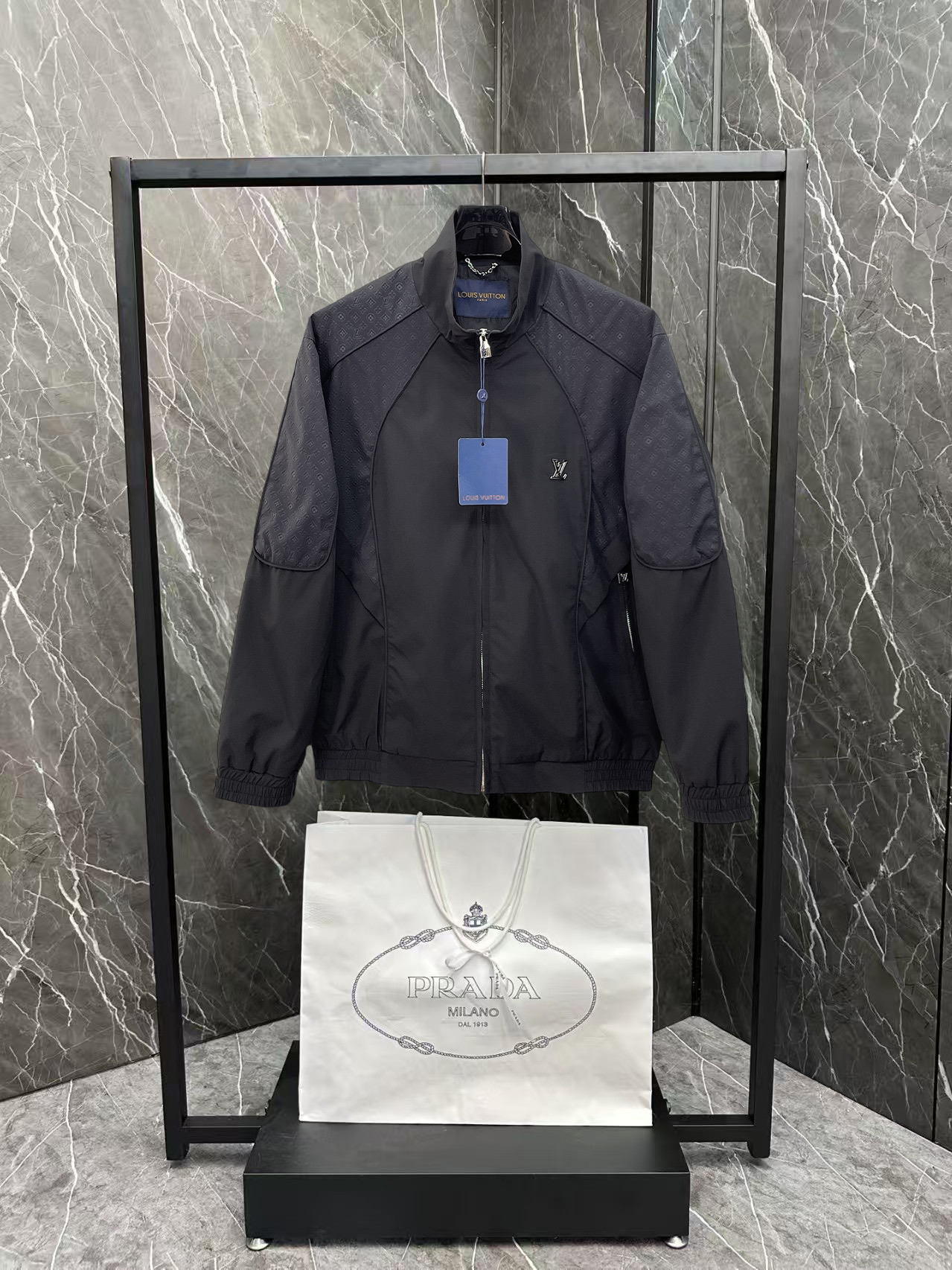 NO:876521,LV’s 26 new spring jackets have a detachable hood and are made of spliced ​​jacquard fabrics. All the fabrics are custom-made and dyed. It takes 20 days to make a single fabric. It is produced by a large factory and the quality is absolutely guaranteed. The upper body effect is super good, trendy and versatile, and the accessories are all original 1:1 mold customization. Absolutely worth the money!  Color Black Off-white Size 48-56,,louis vuitton,louis vuitton,louis vuitton,jackets & coats,hats,19860909LV驴家26新款春装新品夹克,帽子可拆卸,采用拼接全身提花面料,面料全部采用定制定染的工艺,单单面料都要耗时20天,大厂出品,质量绝对的保证. 上身效果超级不错,潮流百搭款,辅料全原1:1开模定制.绝对物超所值！ 颜色黑色 米白 码数48-56,,louis vuitton,louis vuitton,louis vuitton,jackets & coats,hats,,Men's clothing