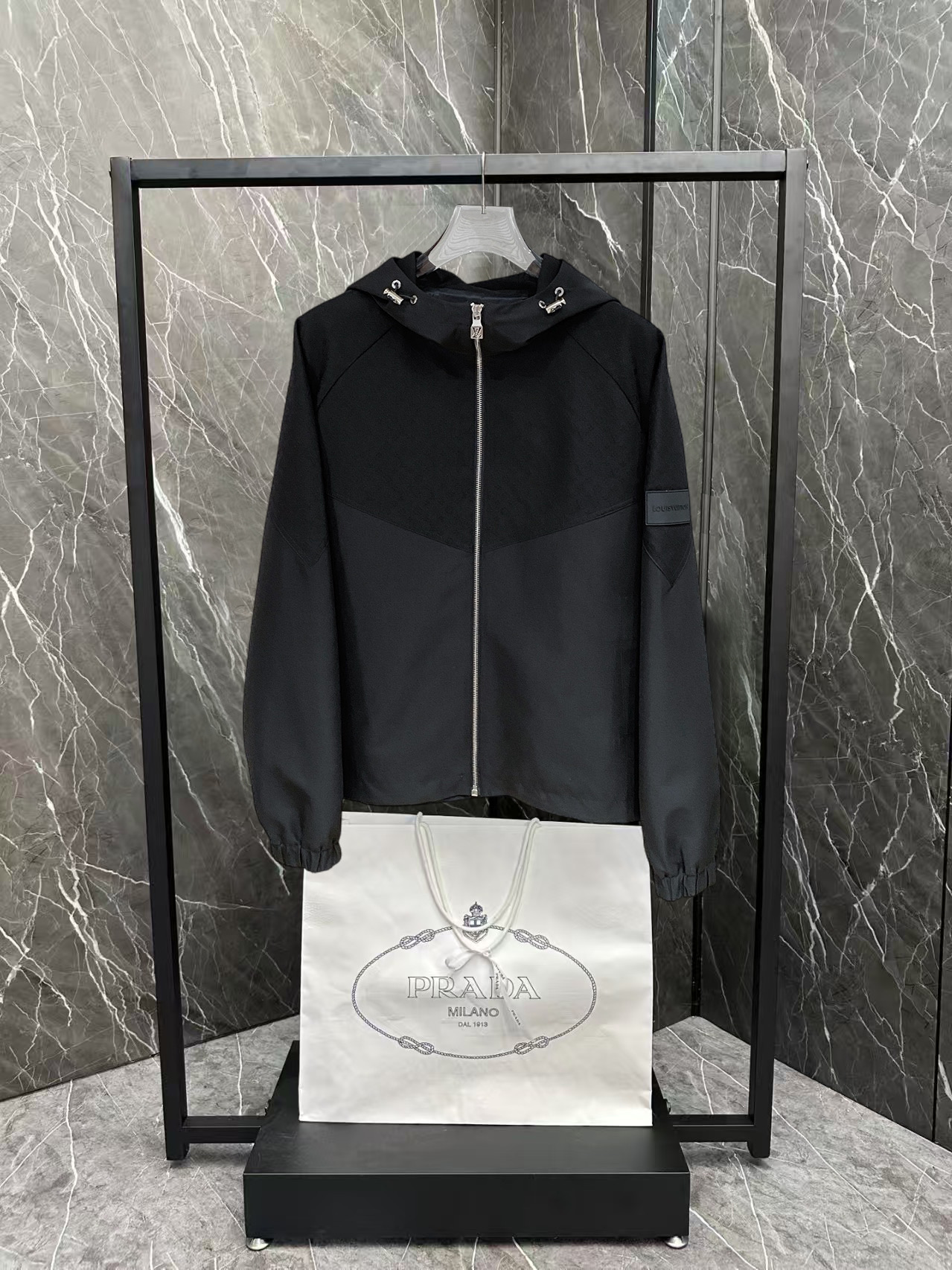NO:876526,LV’s 26 new spring jackets have a detachable hood and are made of spliced ​​jacquard fabrics. All the fabrics are custom-made and dyed. It takes 20 days to make a single fabric. It is produced by a large factory and the quality is absolutely guaranteed. The upper body effect is super good, trendy and versatile, and the accessories are all original 1:1 mold customization. Absolutely worth the money!  Color Black Size 48-56,,louis vuitton,louis vuitton,louis vuitton,jackets & coats,hats,19860909LV驴家26新款春装新品夹克,帽子可拆卸,采用拼接全身提花面料,面料全部采用定制定染的工艺,单单面料都要耗时20天,大厂出品,质量绝对的保证. 上身效果超级不错,潮流百搭款,辅料全原1:1开模定制.绝对物超所值！ 颜色黑色 码数48-56,,louis vuitton,louis vuitton,louis vuitton,jackets & coats,hats,,Men's clothing