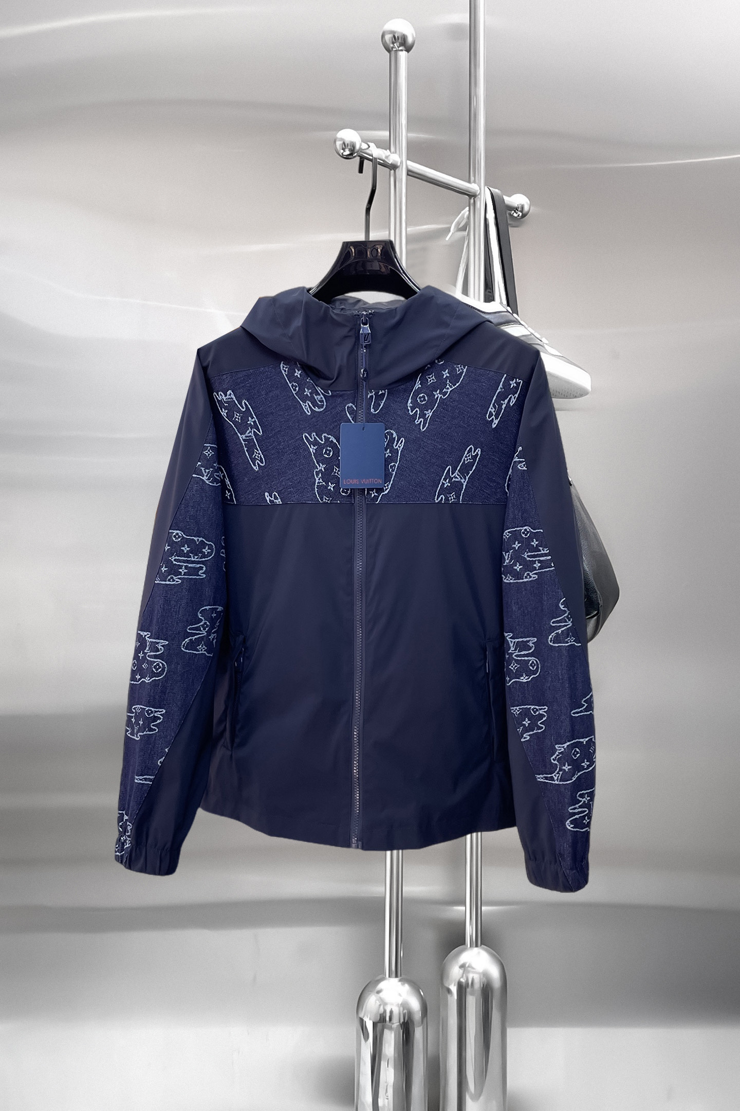 NO:849818,The same style as the LV official website, complete with three labels, sold in advance. 2026ss new spring men's cowboy jacket, original three labels complete, high-end version. Custom-made fabrics at the counter. Highly breathable and comfortable, impeccable details, brand element design concept, reflecting high quality. Delicate and soft feel. Casual tailoring, upper body shape is awesome. Size M～3XL, maximum wearing capacity is 195 catties. Louis vuitton, jackets & coats, jackets & coats,19860909LV 官网同款,三标齐全,提前发售 2026ss开春新款男士牛子夹克外套,原单三标齐全高端版本 专柜定制面料 透气舒适度高,细节无可挑剔,品牌元素设计理念,体现高品质.手感细腻柔软 呈现休闲裁剪,上身版型超赞 码数M～3XL,最大穿195斤,,louis vuitton,jackets & coats,jackets & coats,,Men's clothing