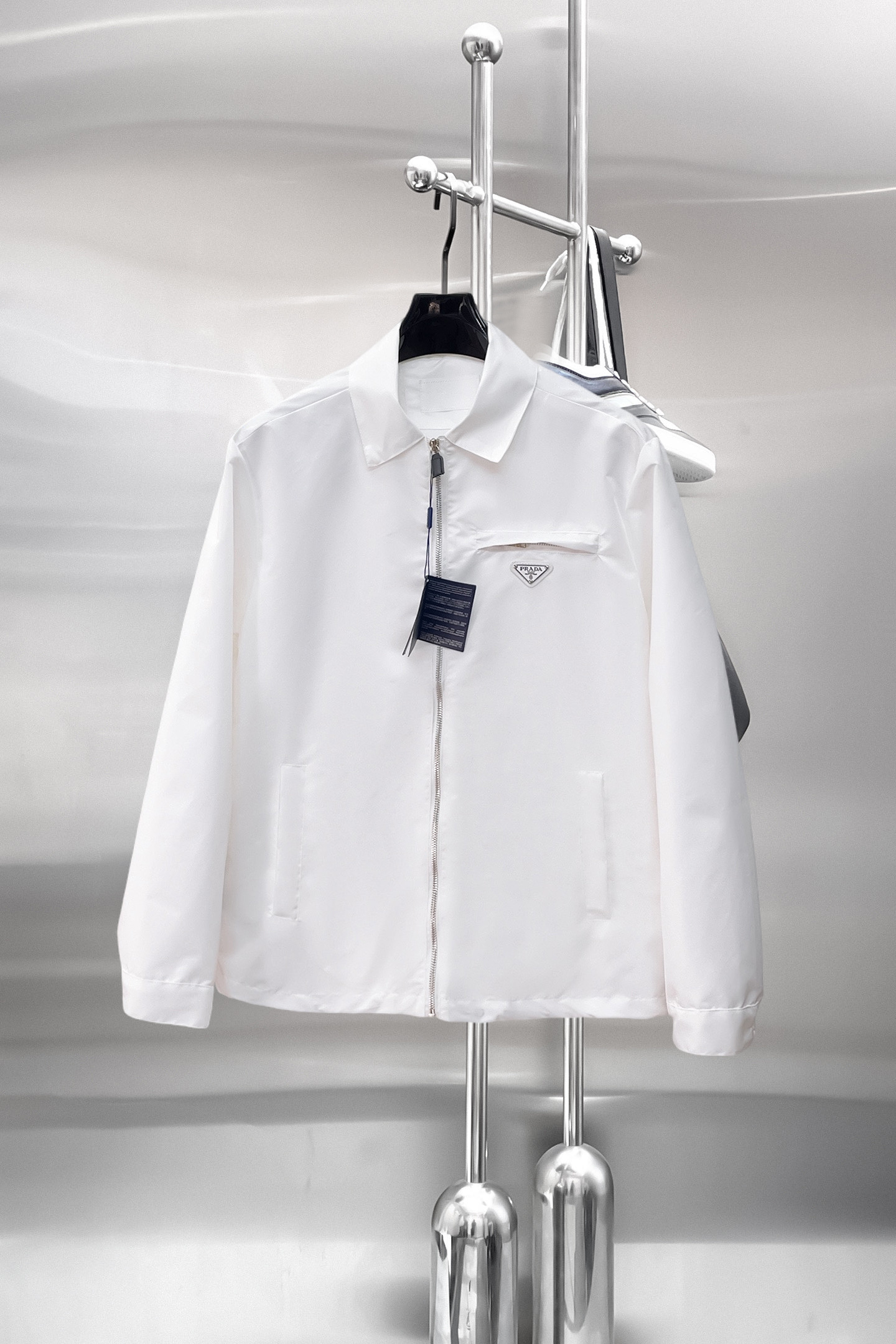 NO:849821,The same model from the Prada official website, complete with three labels, sold in advance. 2026ss new spring men's jacket, high-end version with complete three labels from the original order. Custom-made fabrics at the counter. Highly breathable and comfortable, impeccable details, brand element design concept, reflecting high quality. Delicate and soft feel. Casual tailoring, excellent upper body shape. Size M～3XL, maximum wearing capacity is 195 catties., prada, jackets & coats, jackets & coats,19860909普拉达官网同款,三标齐全,提前发售 2026ss开春新款男士夹克外套,原单三标齐全高端版本 专柜定制面料 透气舒适度高,细节无可挑剔,品牌元素设计理念,体现高品质.手感细腻柔软 呈现休闲裁剪,上身版型超赞 码数M～3XL,最大穿195斤,,prada,jackets & coats,jackets & coats,,Men's clothing