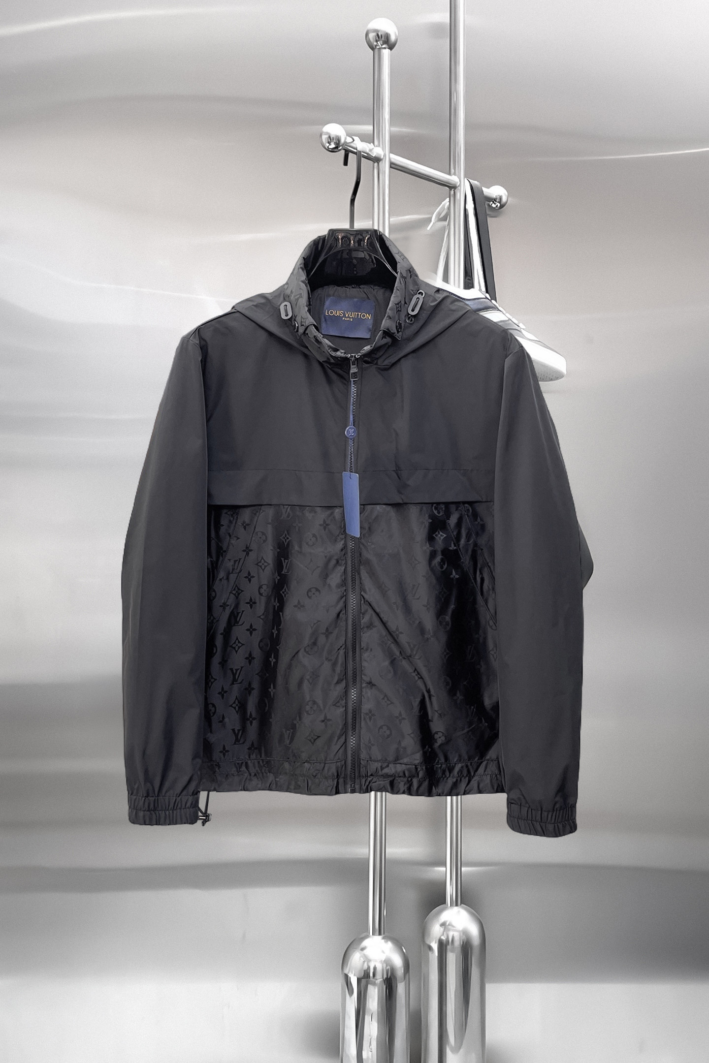 NO:849795,Same style as LV official website, complete with three labels, sold in advance. 2026ss new spring men's jacket, high-end version with complete three labels of the original order. Custom-made fabrics at the counter. Highly breathable and comfortable, impeccable details, brand element design concept, reflecting high quality. Delicate and soft feel. Casual tailoring, excellent upper body size. Size M～3XL, maximum wearing capacity is 195 catties. Louis vuitton, jackets & coats,jackets & coats,19860909LV官网同款,三标齐全,提前发售 2026ss开春新款男士夹克外套,原单三标齐全高端版本 专柜定制面料 透气舒适度高,细节无可挑剔,品牌元素设计理念,体现高品质.手感细腻柔软 呈现休闲裁剪,上身版型超赞 码数M～3XL,最大穿195斤,,louis vuitton,jackets & coats,jackets & coats,,Men's clothing