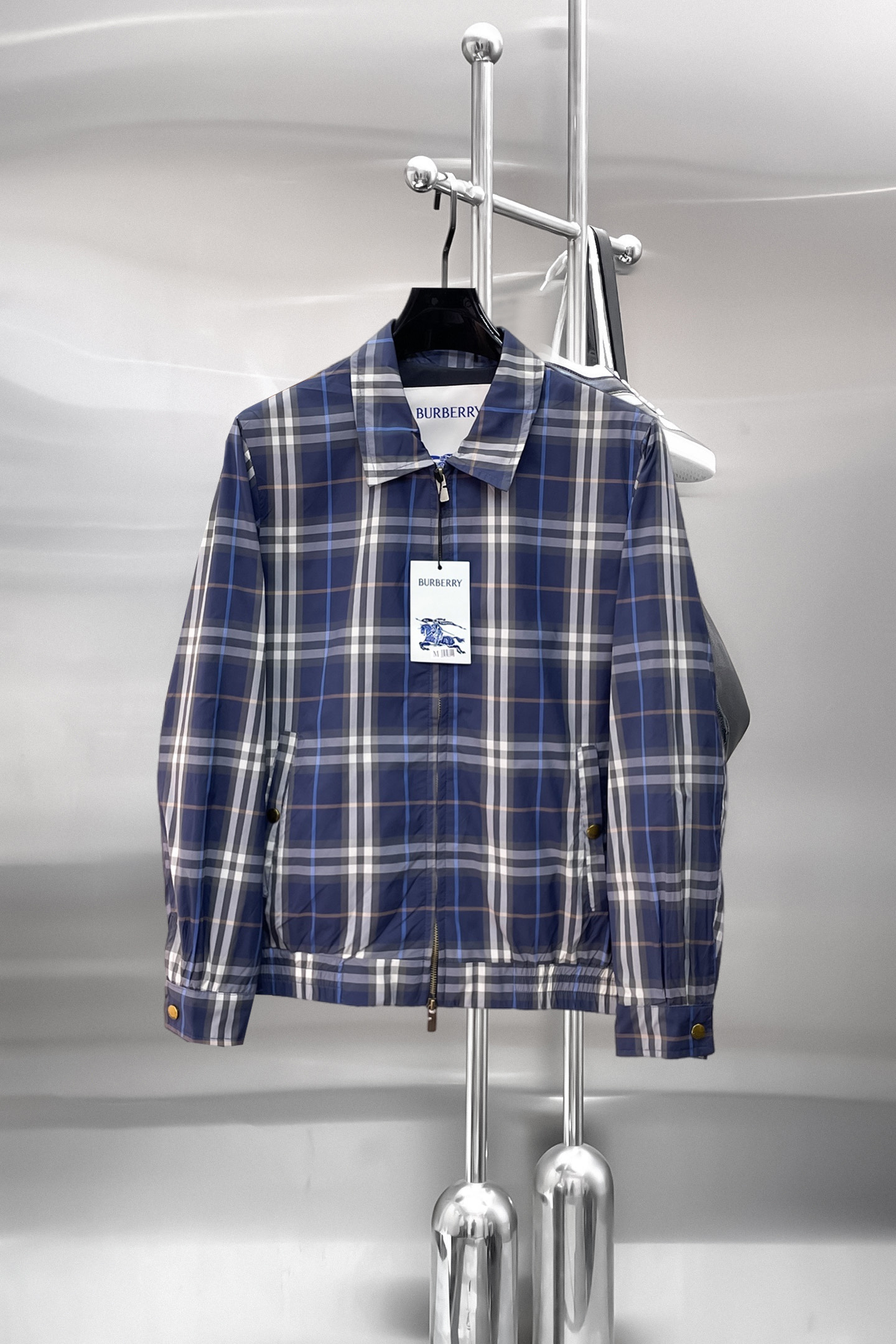 NO:849798,The same style as Burberry's official website, complete with three labels, on sale in advance. 2026ss new spring men's jacket, complete with three labels, high-end version of the original order. Custom-made fabrics at the counter. Highly breathable and comfortable, impeccable details, brand element design concept, reflecting high quality. Delicate and soft feel. Casual tailoring, excellent upper body size. Size M~3XL, maximum wear 195 catties,,burberry,jackets & coats,jackets & coats,19860909巴宝莉 官网同款,三标齐全,提前发售 2026ss开春新款男士夹克外套,原单三标齐全高端版本 专柜定制面料 透气舒适度高,细节无可挑剔,品牌元素设计理念,体现高品质.手感细腻柔软 呈现休闲裁剪,上身版型超赞 码数M～3XL,最大穿195斤,,burberry,jackets & coats,jackets & coats,,Men's clothing