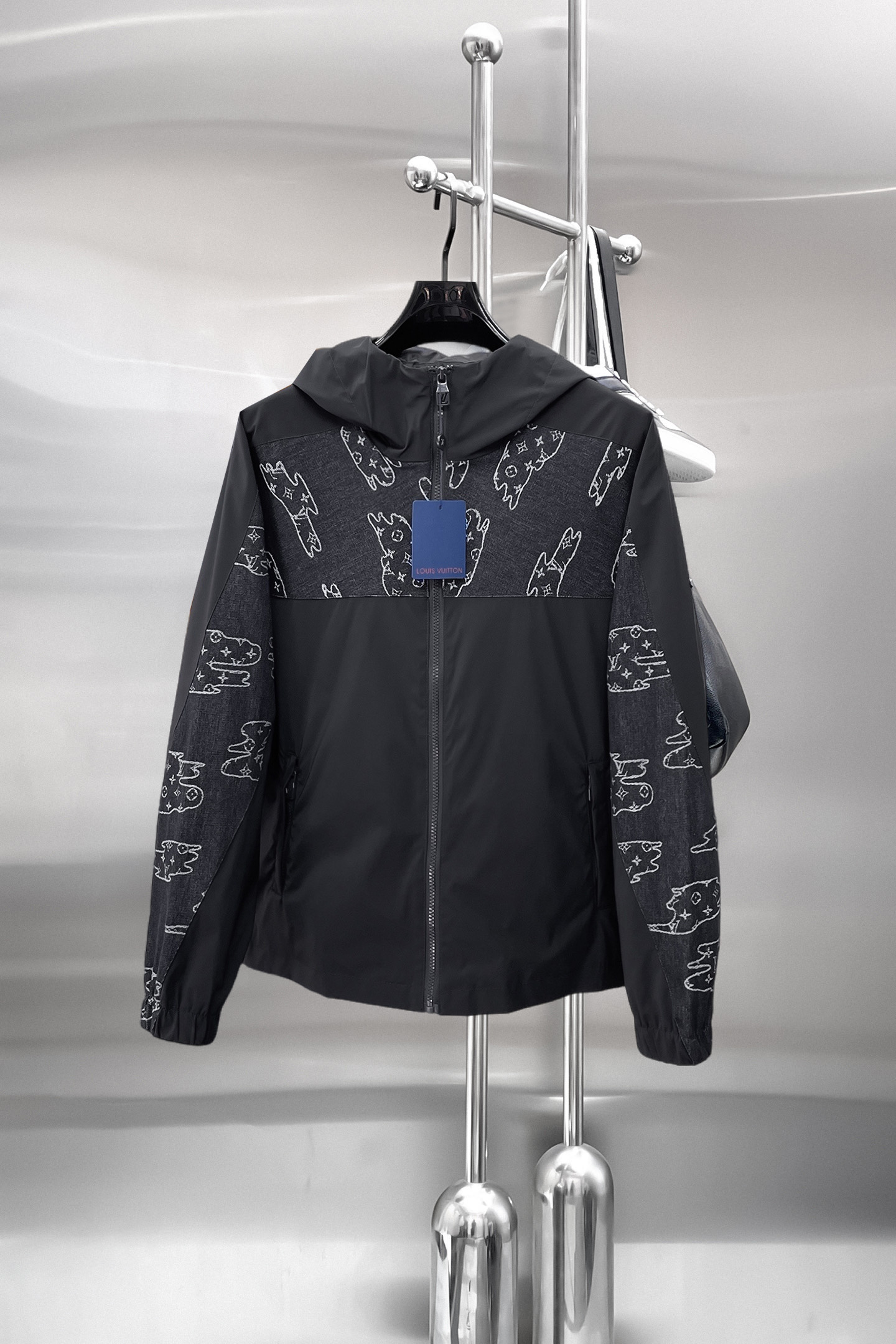 NO:849801,The same style as the LV official website, complete with three labels, sold in advance. 2026ss new spring men's cowboy jacket, original three labels complete, high-end version. Custom-made fabrics at the counter. Highly breathable and comfortable, impeccable details, brand element design concept, reflecting high quality. Delicate and soft feel. Casual tailoring, upper body shape is awesome. Size M～3XL, maximum wearing capacity is 195 catties. Louis vuitton, jackets & coats, jackets & coats,19860909LV 官网同款,三标齐全,提前发售 2026ss开春新款男士牛子夹克外套,原单三标齐全高端版本 专柜定制面料 透气舒适度高,细节无可挑剔,品牌元素设计理念,体现高品质.手感细腻柔软 呈现休闲裁剪,上身版型超赞 码数M～3XL,最大穿195斤,,louis vuitton,jackets & coats,jackets & coats,,Men's clothing