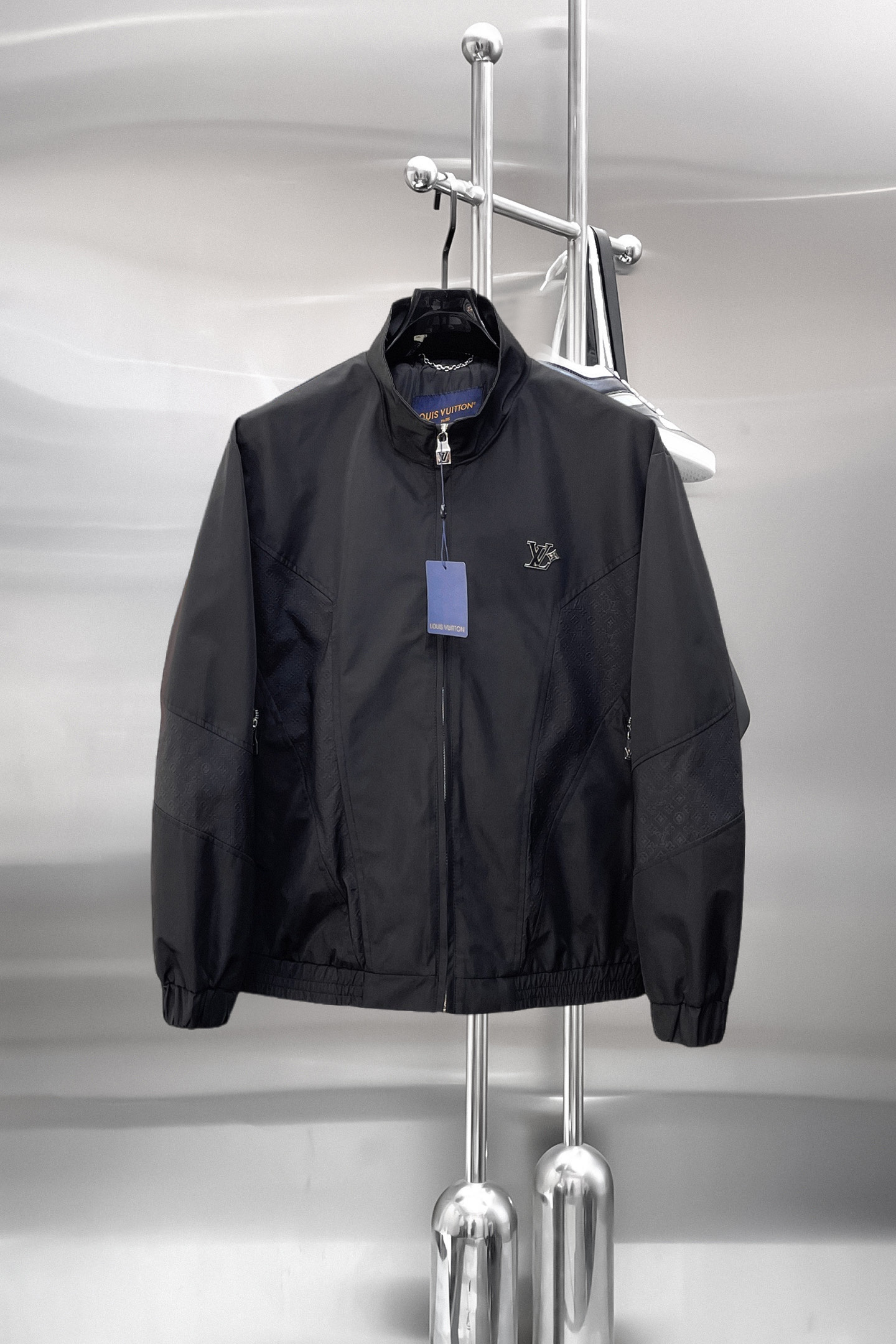 NO:849804,Same style as LV official website, complete with three labels, sold in advance. 2026ss new spring men's jacket, high-end version with complete three labels of the original order. Custom-made fabrics at the counter. Highly breathable and comfortable, impeccable details, brand element design concept, reflecting high quality. Delicate and soft feel. Casual tailoring, excellent upper body size. Size M～3XL, maximum wearing capacity is 195 catties. Louis vuitton, jackets & coats,jackets & coats,19860909LV官网同款,三标齐全,提前发售 2026ss开春新款男士夹克外套,原单三标齐全高端版本 专柜定制面料 透气舒适度高,细节无可挑剔,品牌元素设计理念,体现高品质.手感细腻柔软 呈现休闲裁剪,上身版型超赞 码数M～3XL,最大穿195斤,,louis vuitton,jackets & coats,jackets & coats,,Men's clothing