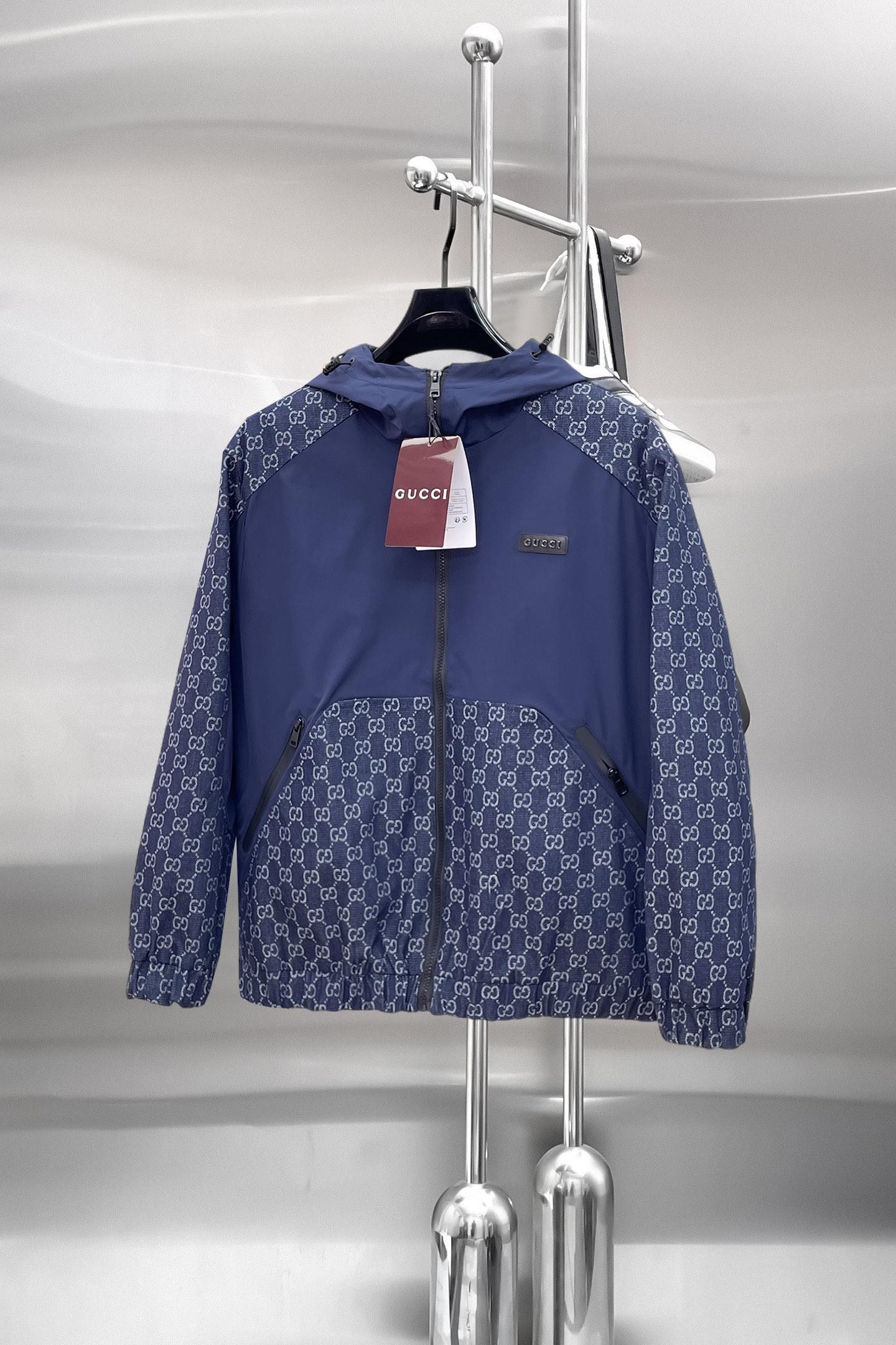 NO:849822,The same style as on the Gucci official website, complete with three labels, sold in advance. 2026ss new spring men's jacket, high-end version with complete three labels from the original order. Custom-made fabrics at the counter. Highly breathable and comfortable, impeccable details, brand element design concept, reflecting high quality. Delicate and soft feel. Casual tailoring, excellent upper body shape. Size M～3XL, maximum wear 195 catties,,jackets & coats,jackets & coats,19860909古奇官网同款,三标齐全,提前发售 2026ss开春新款男士夹克外套,原单三标齐全高端版本 专柜定制面料 透气舒适度高,细节无可挑剔,品牌元素设计理念,体现高品质.手感细腻柔软 呈现休闲裁剪,上身版型超赞 码数M～3XL,最大穿195斤,,jackets & coats,jackets & coats,,Men's clothing