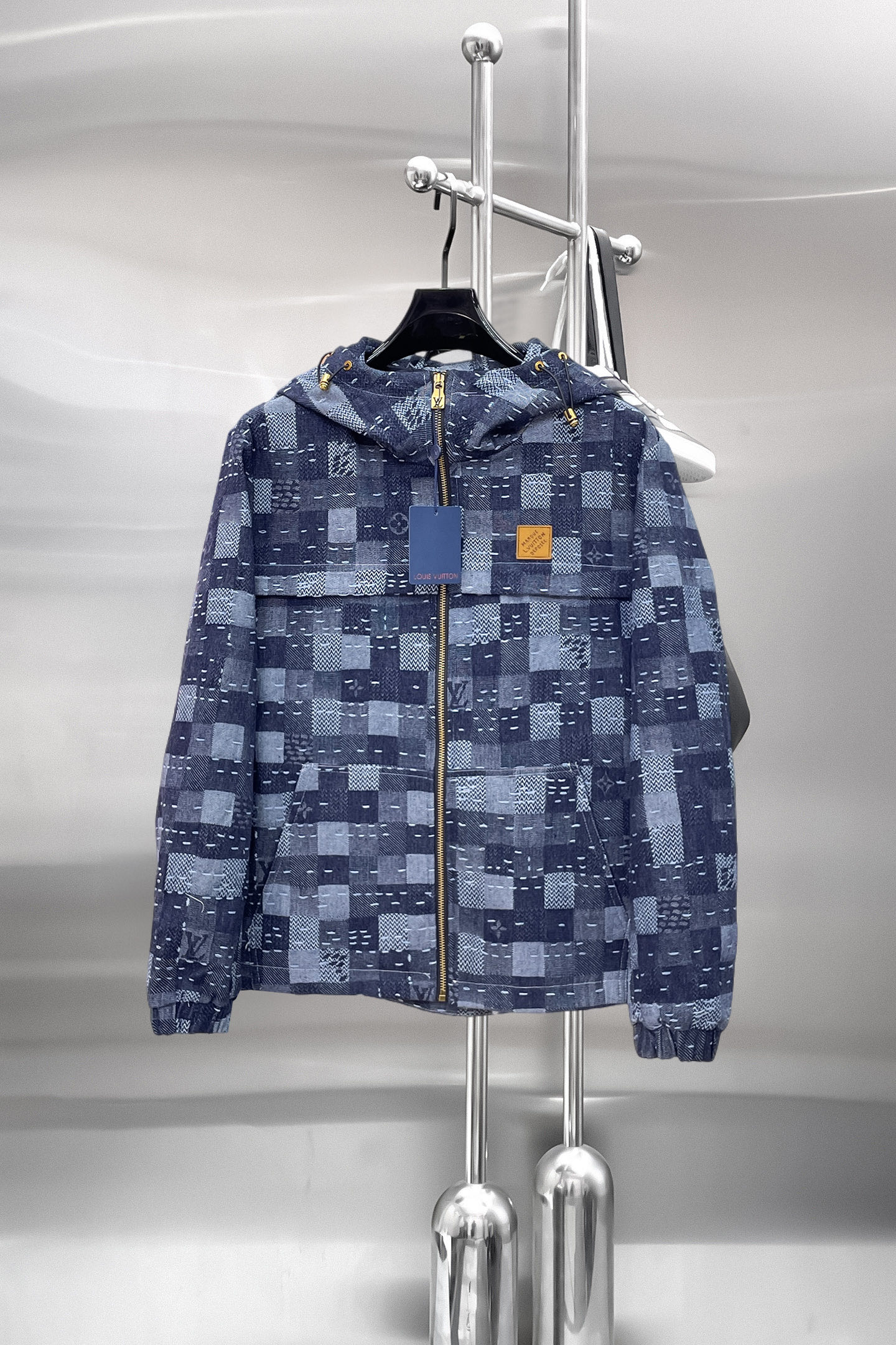 NO:849807,The same style as the LV official website, complete with three labels, sold in advance. 2026ss new spring men's jacket, complete with three labels, high-end version of the original order. Custom-made fabrics at the counter. Highly breathable and comfortable, impeccable details, brand element design concept, reflecting high quality. Delicate and soft feel. Casual tailoring, excellent upper body size. Size M~3XL, maximum wear 195 catties,, Louis Vuitton, jackets & coats,jackets & coats,19860909LV 官网同款,三标齐全,提前发售 2026ss开春新款男士夹克外套,原单三标齐全高端版本 专柜定制面料 透气舒适度高,细节无可挑剔,品牌元素设计理念,体现高品质.手感细腻柔软 呈现休闲裁剪,上身版型超赞 码数M～3XL,最大穿195斤,,louis vuitton,jackets & coats,jackets & coats,,Men's clothing