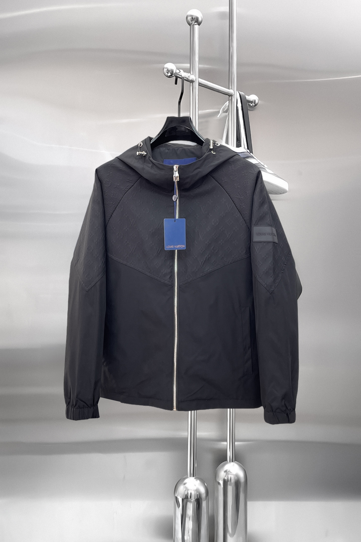 NO:849810,Same style as LV official website, complete with three labels, sold in advance. 2026ss new spring men's jacket, high-end version with complete three labels of the original order. Custom-made fabrics at the counter. Highly breathable and comfortable, impeccable details, brand element design concept, reflecting high quality. Delicate and soft feel. Casual tailoring, excellent upper body size. Size M～3XL, maximum wearing capacity is 195 catties. Louis vuitton, jackets & coats,jackets & coats,19860909LV官网同款,三标齐全,提前发售 2026ss开春新款男士夹克外套,原单三标齐全高端版本 专柜定制面料 透气舒适度高,细节无可挑剔,品牌元素设计理念,体现高品质.手感细腻柔软 呈现休闲裁剪,上身版型超赞 码数M～3XL,最大穿195斤,,louis vuitton,jackets & coats,jackets & coats,,Men's clothing