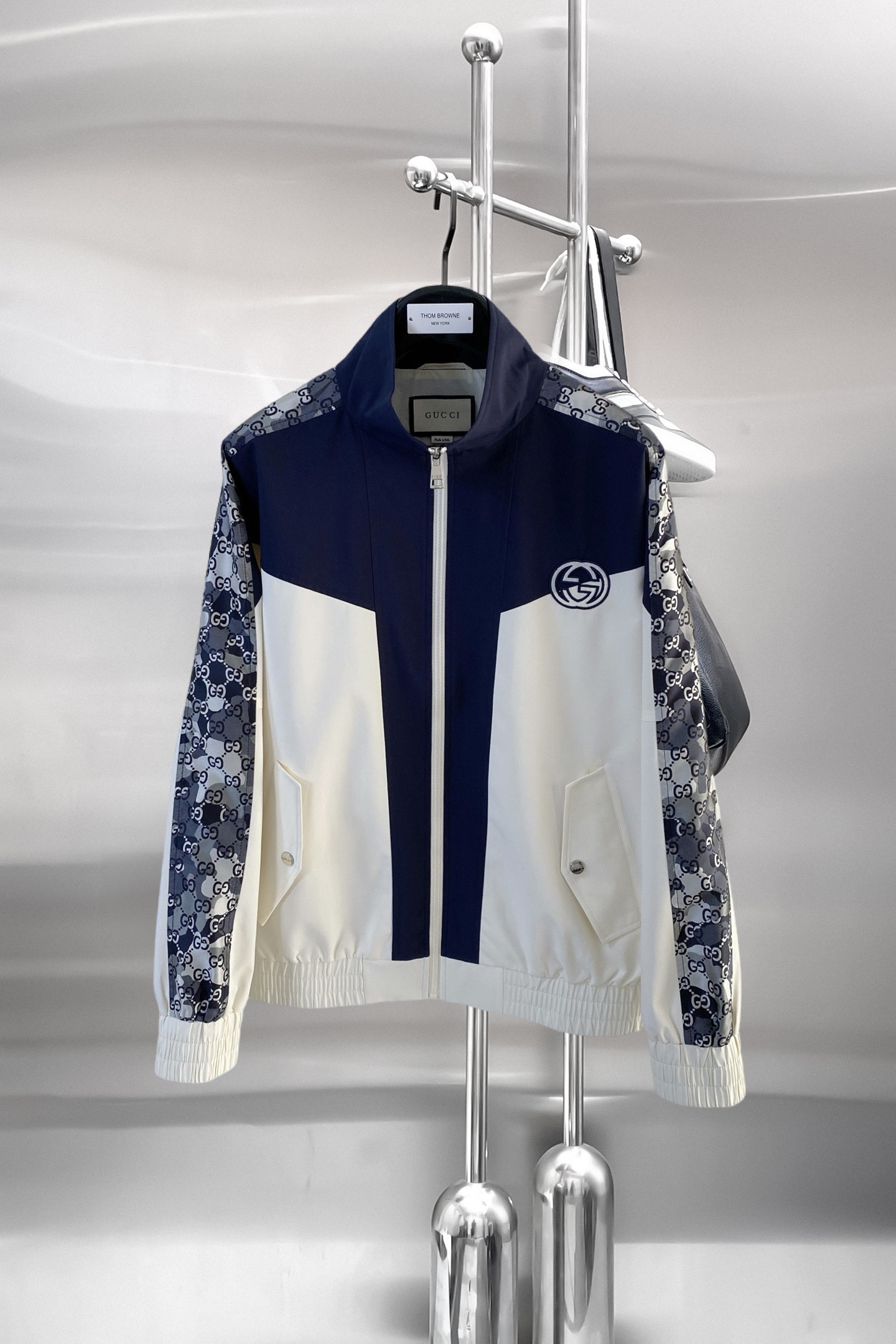 NO:849813,The same style as on the Gucci official website, complete with three labels, sold in advance. 2026ss new spring men's jacket, high-end version with complete three labels from the original order. Custom-made fabrics at the counter. Highly breathable and comfortable, impeccable details, brand element design concept, reflecting high quality. Delicate and soft feel. Casual tailoring, excellent upper body shape. Size M～3XL, maximum wear 195 catties,,jackets & coats,jackets & coats,19860909古奇官网同款,三标齐全,提前发售 2026ss开春新款男士夹克外套,原单三标齐全高端版本 专柜定制面料 透气舒适度高,细节无可挑剔,品牌元素设计理念,体现高品质.手感细腻柔软 呈现休闲裁剪,上身版型超赞 码数M～3XL,最大穿195斤,,jackets & coats,jackets & coats,,Men's clothing