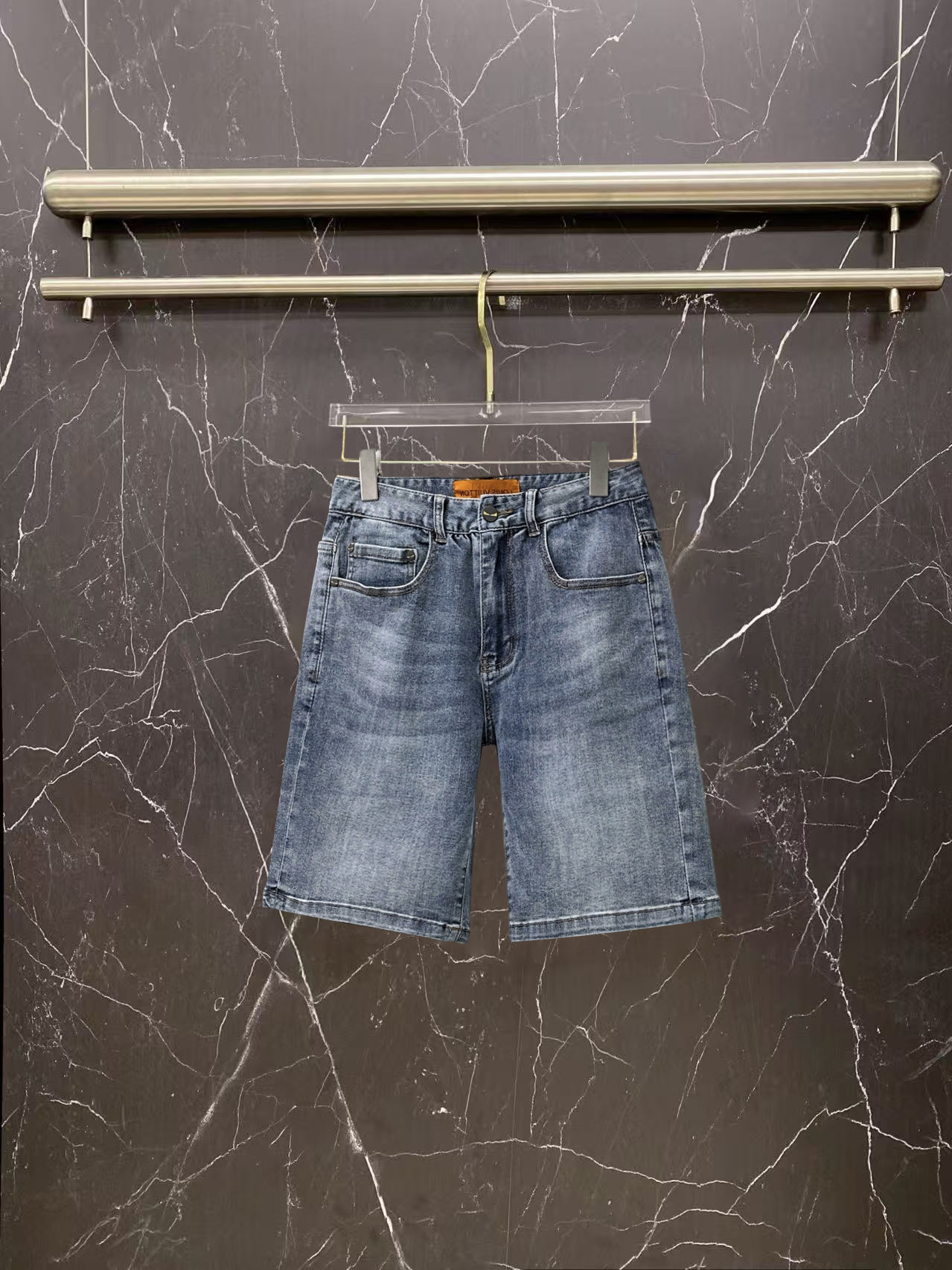 NO:834448,Fendi 2026 new summer men's jeans shorts, heavy craftsmanship, advanced custom fabrics, breathable fabrics, extremely breathable, elastic and comfortable, impeccable details, top accessories, original logo design concept, delicate and soft feel!  The upper body fit is awesome!  Size 29-36.,,fendi,shorts,jeans,19860909芬迪 2026夏季新款男士牛仔裤短裤,重工艺高级定制面料透气面料 透气弹力舒适度极高,细节无可挑剔,顶级辅料配备,原版logo设计理念,手感细腻柔软！上身版型超赞！尺码29-36.,,fendi,shorts,jeans,,Men's clothing